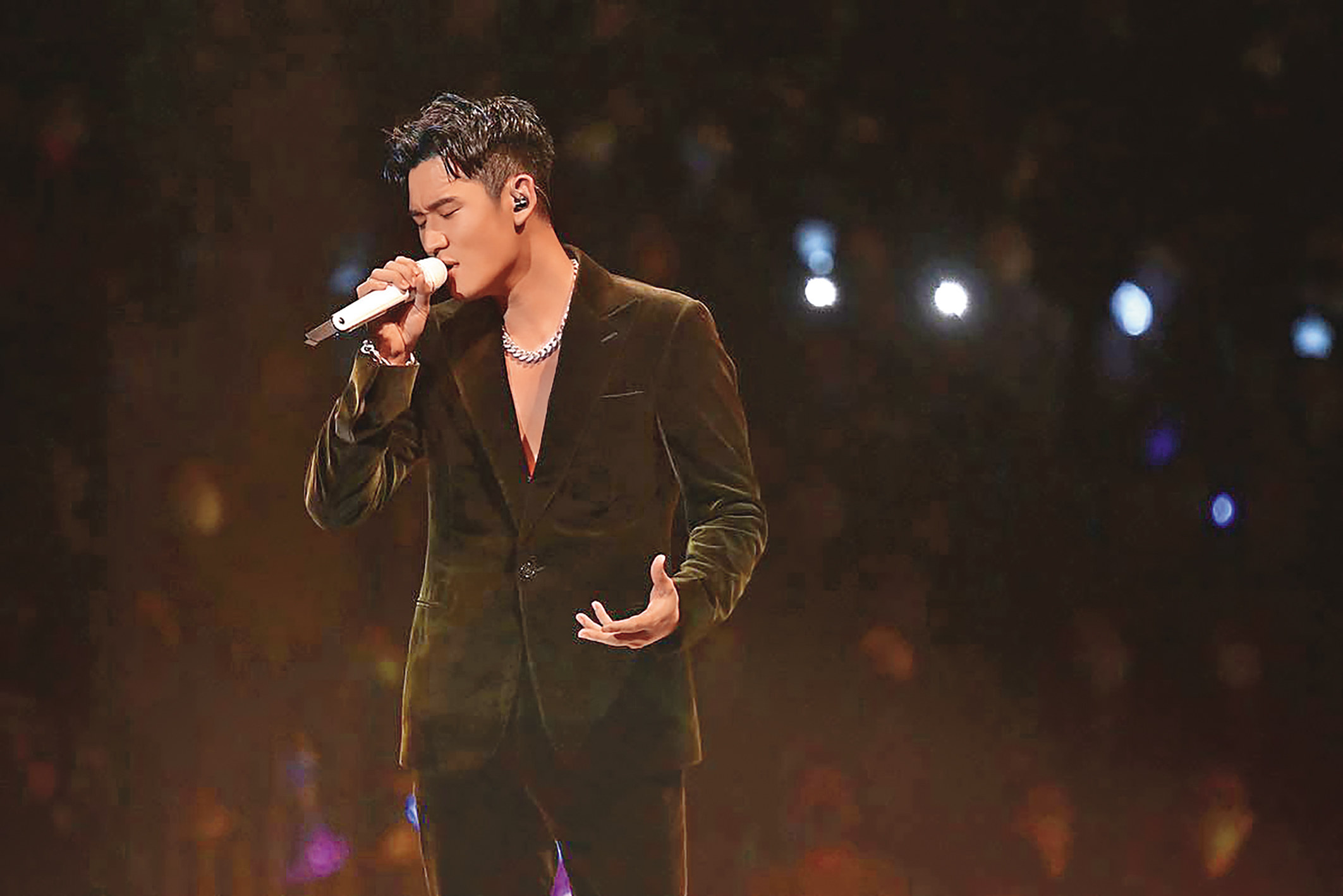 擅長唱情歌的周興哲擁有不少金曲,以「情歌王子」的形象走紅兩岸三地。(翻攝自周興哲IG)