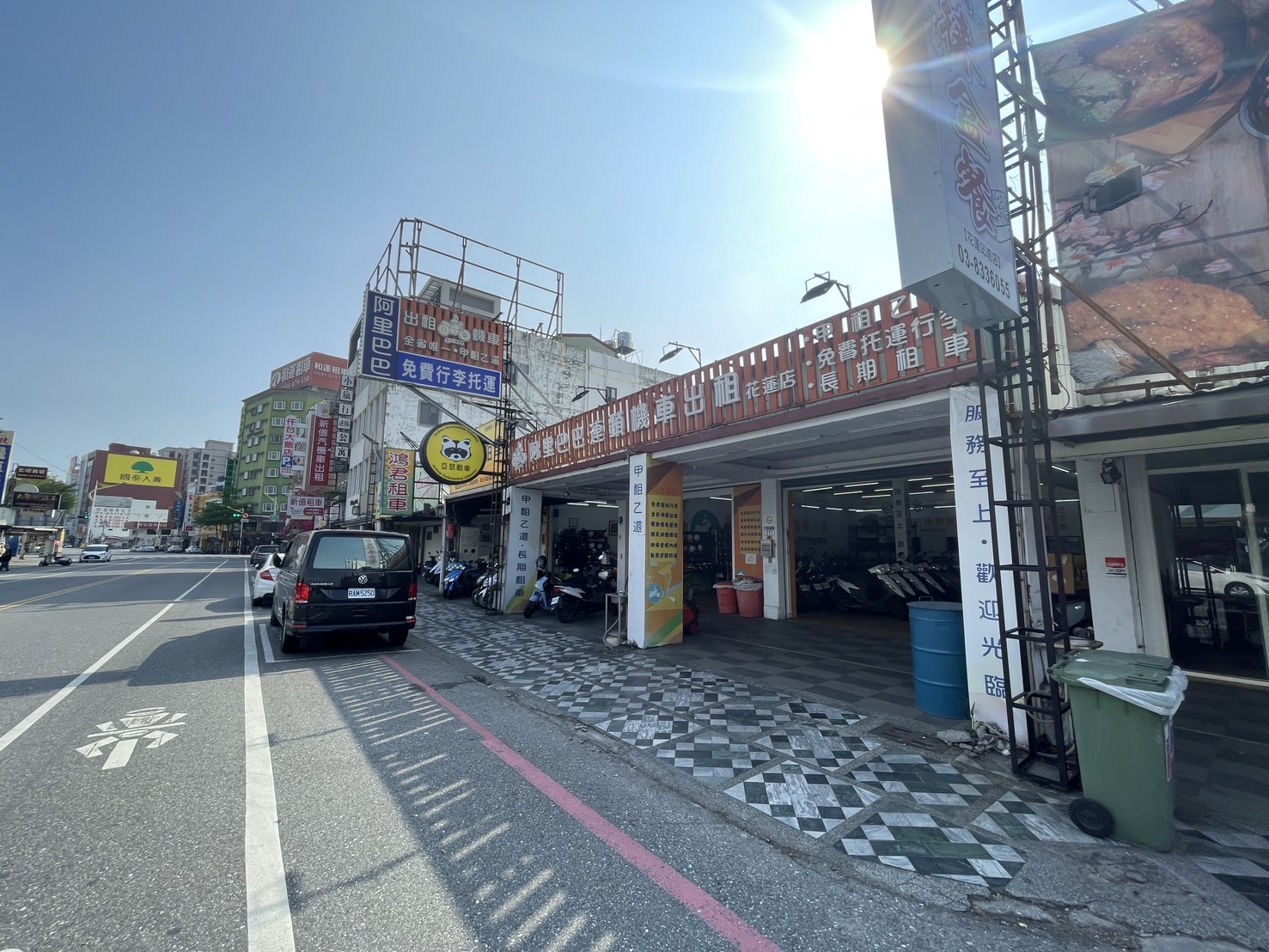 花蓮火車站前的租車店冷冷清清，降價出租也乏人問津。