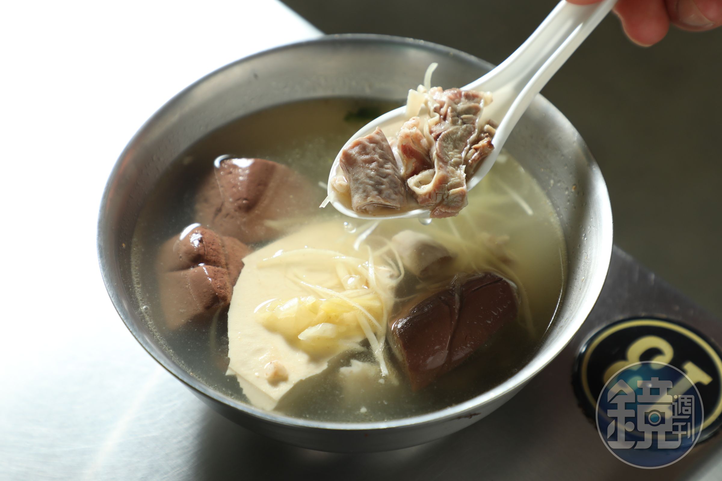 「綜合湯」料很豐富,加一點蒜泥提味,湯頭更有層次。(45元/碗)