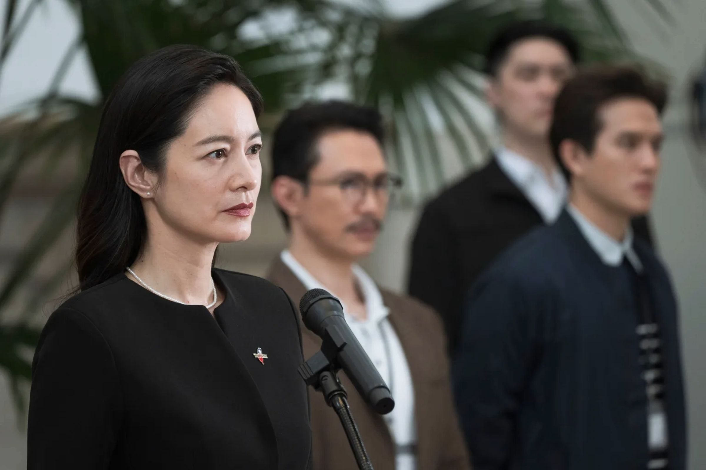 謝怡芬（左一）在第一集〈戰爭或和平〉中飾演剛當選但尚未就職的總統。（牽猴子提供）