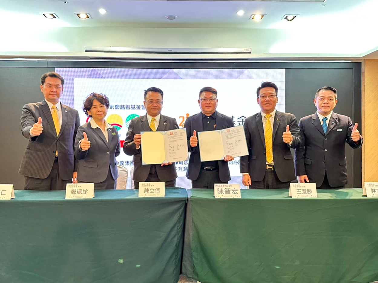 連鎖房仲品牌中區經管會代表與伊甸基金會庇護事業處長陳智宏（右3）合作，透過採購手工餅乾，提供身心障礙者工作、協助邁向自立。（永慶房產集團提供）