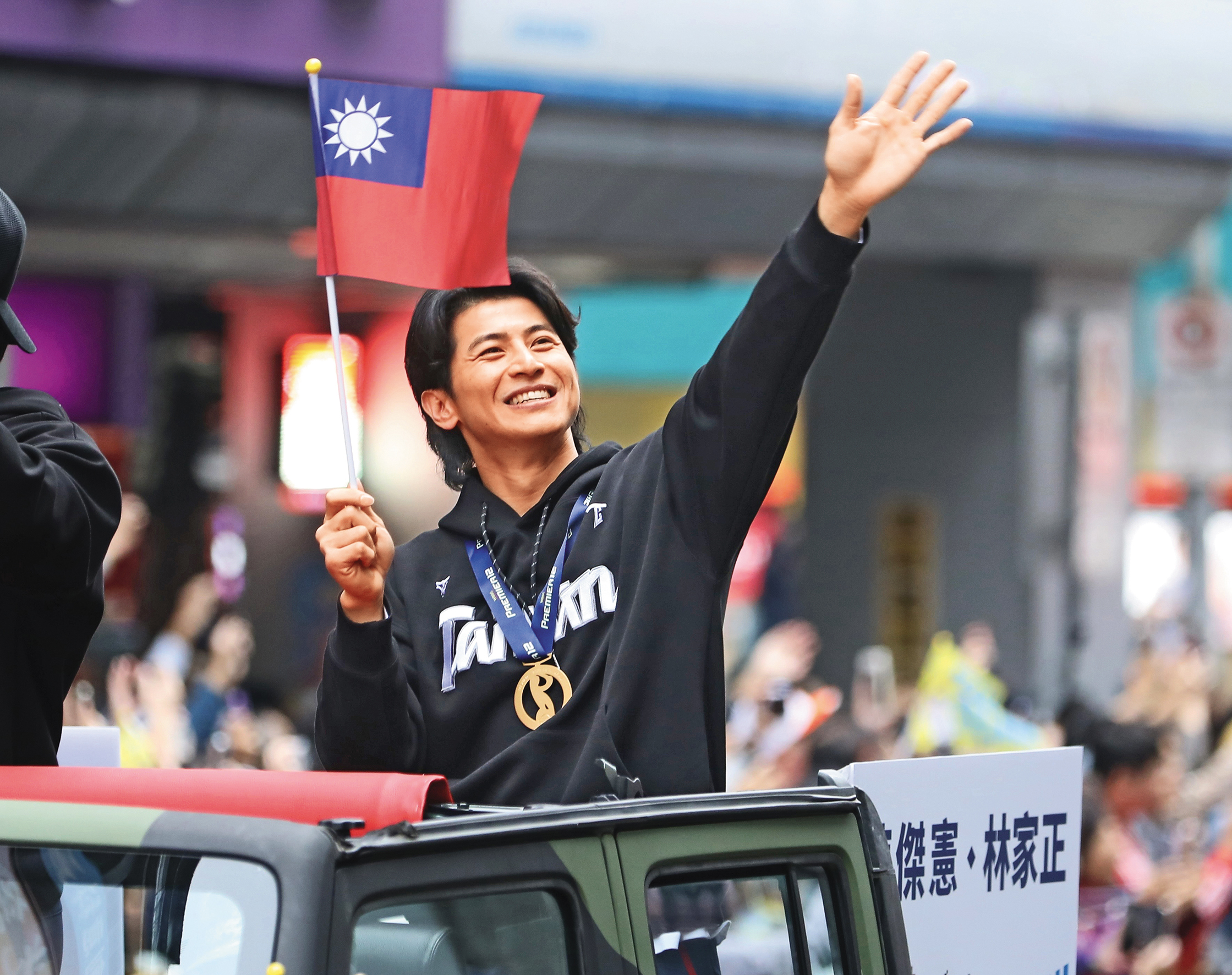 陳傑憲受封台灣隊長，近期簽下10年2億元的大約，破了職棒史紀錄。