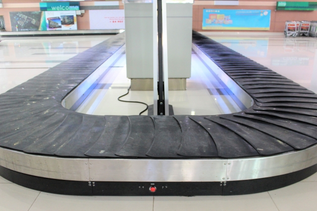 香港國際機場的行李輸送帶驚見一名男子躺臥在上面。（示意圖 phototAC）