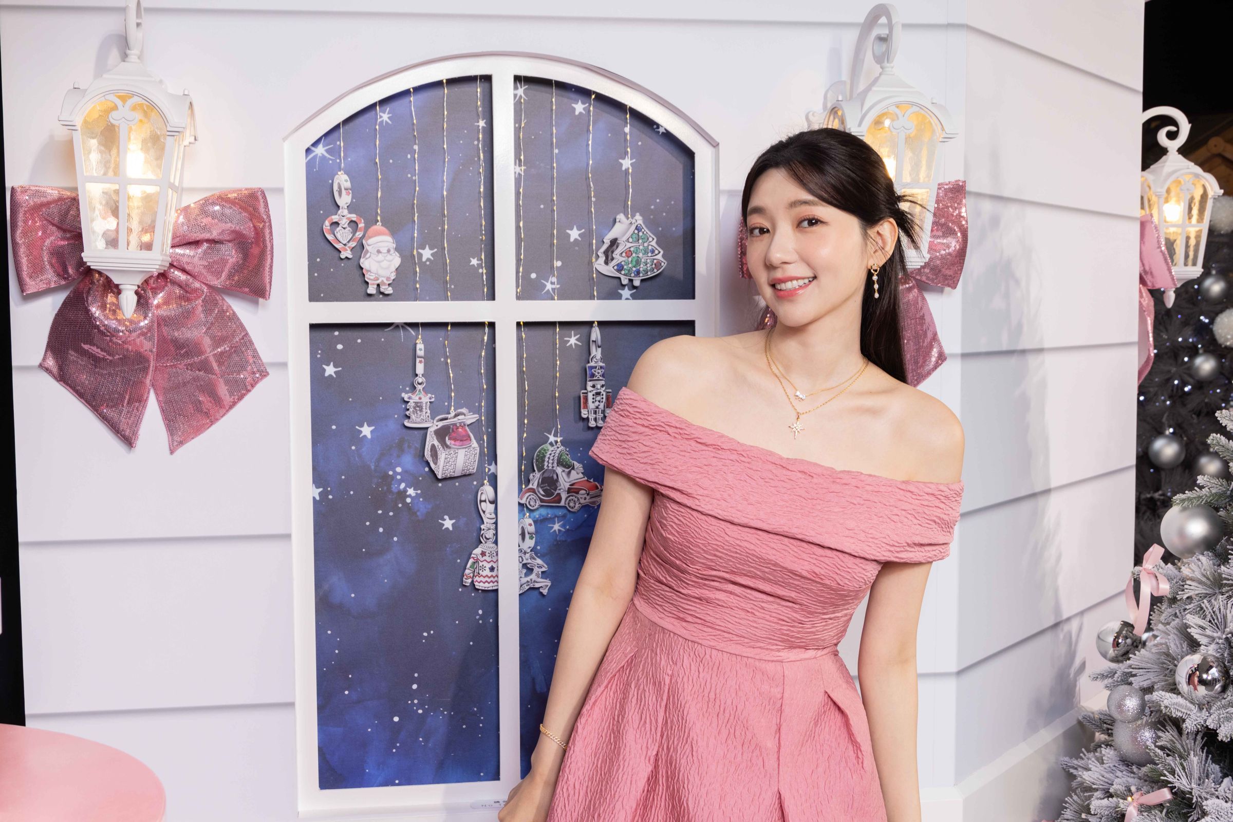郭雪芙以粉色平肩洋裝的浪漫裝扮,出席PANDORA「BE LOVE聖誕小屋」開幕記者會。(PANDORA提供)