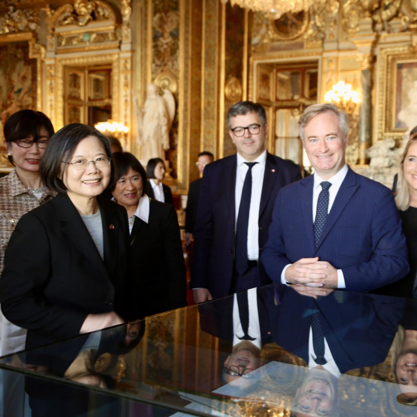 蔡英文去年卸任後曾訪問捷克、法國、比利時等國家,近日傳出她原定訪問日本卻未獲同意。圖為蔡英文2024年10月訪問法國參議院拜會友台議員。(翻攝自蔡英文臉書)