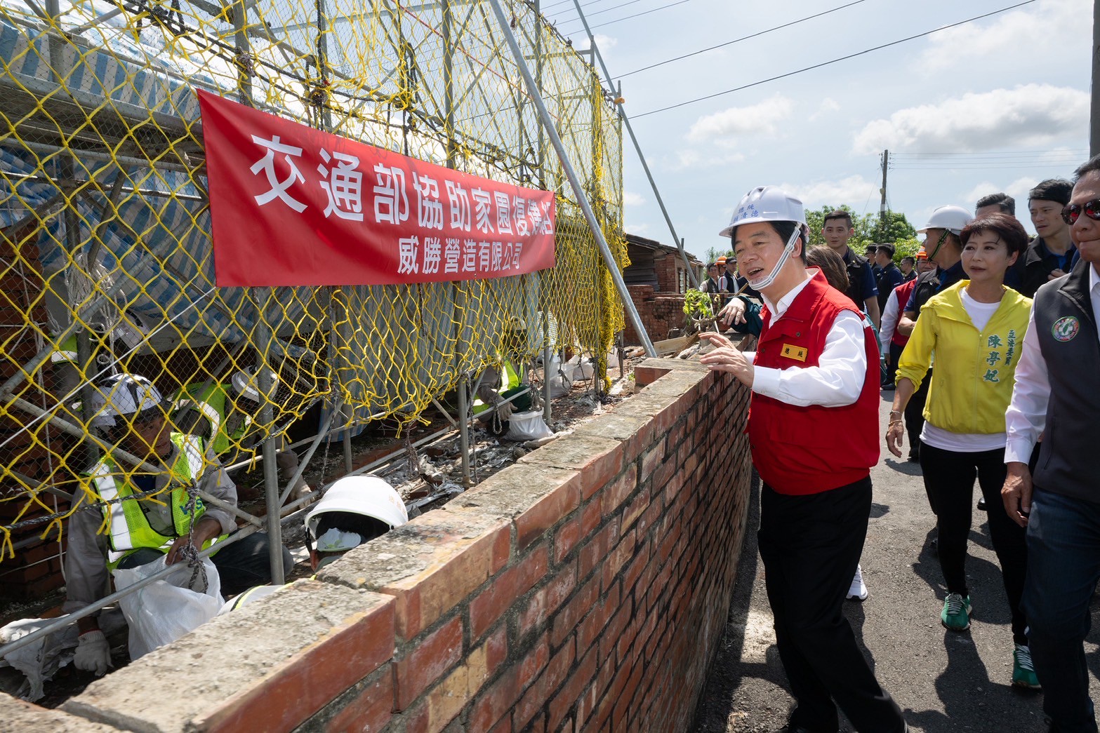 賴清德今日到中央災害應變中心視察，特別解釋他被外界誤解拒絕國軍協助救災一事。（圖為賴清德到雲嘉南關心災後重建進度，總統府提供）