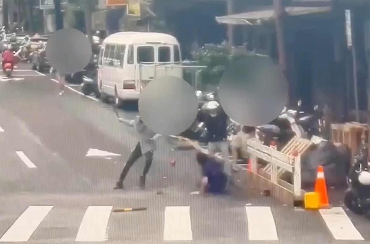 莊男等3人持棍朝沈男亂打，丁女（圖左）則衝上前勸架。（翻攝畫面）