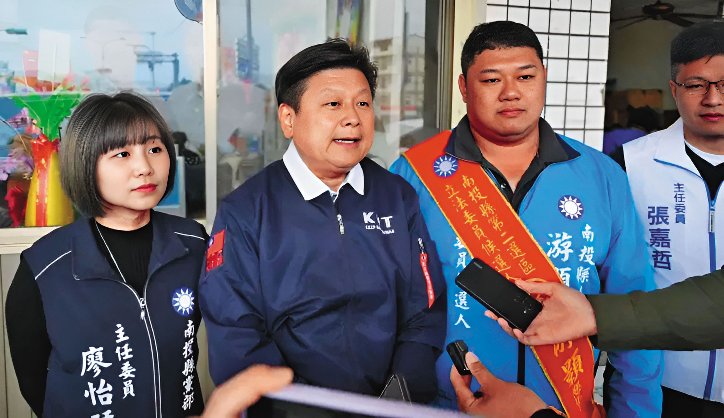 傅崐萁(中)12月27日輔選南投立委候選人游顥(右),形成「小雞拉抬小雞」難得畫面。(游顥競總提供)