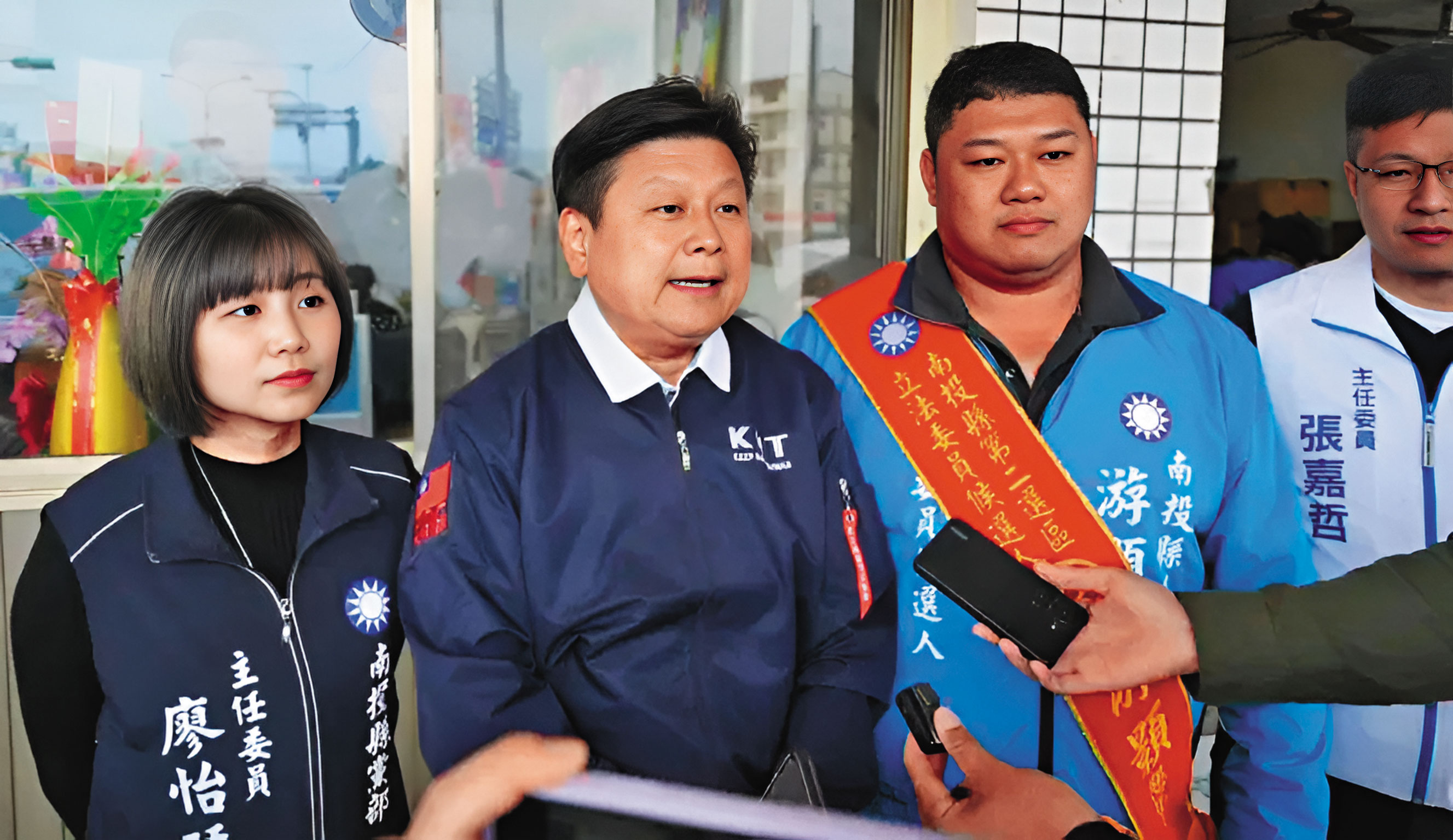 傅崐萁（中）12月27日輔選南投立委候選人游顥（右），形成「小雞拉抬小雞」難得畫面。（游顥競總提供）