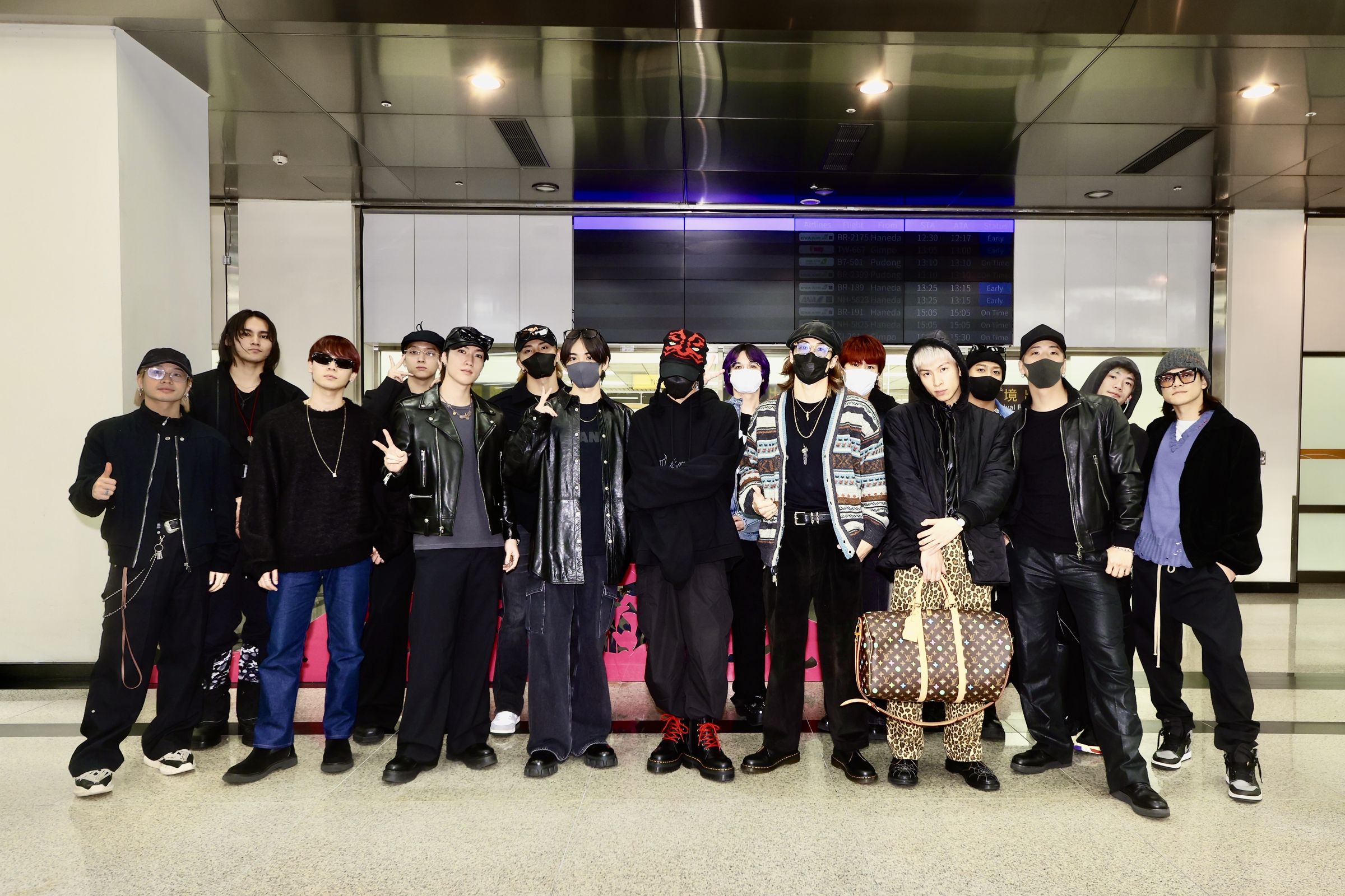 THE RAMPAGE from EXILE TRIBE全員16人，岩谷翔吾（右一）曾經發生因為上廁所錯過車子，被成員們丟包的糗事。（LDH愛夢悅提供）