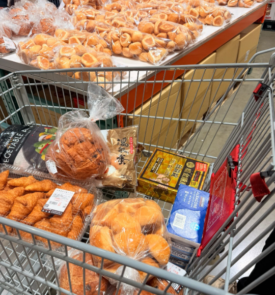 好市多將剩食捐給食物銀行或社福機構，還會在打烊前提供試吃，善舉獲網友肯定。