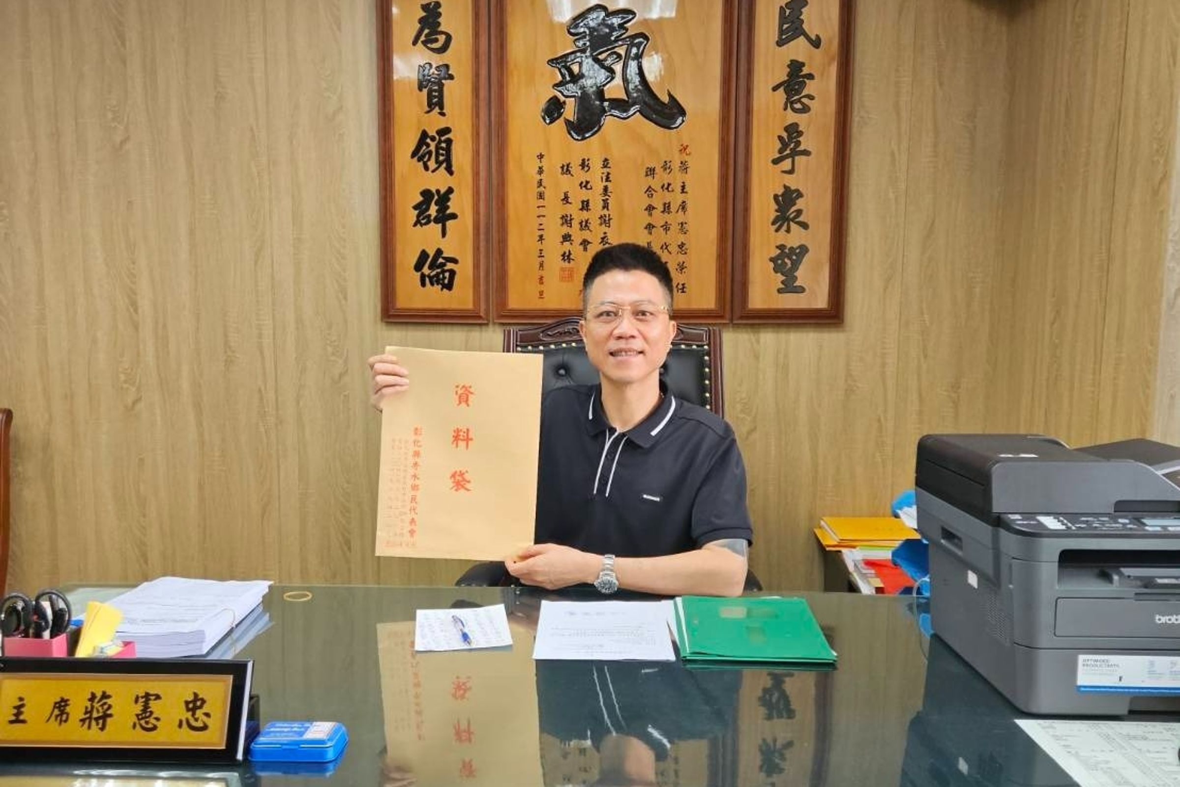 周男等人辱罵並攻擊蔣憲忠,蔣隨後回家取槍返回現場開槍示威,下令「看到人就打」,導致被害人受重傷。(翻攝自蔣憲忠臉書)
