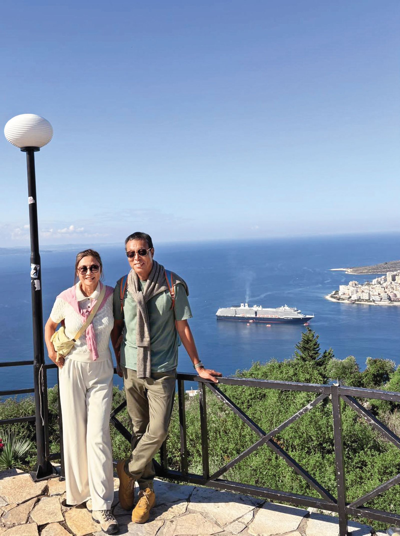 田臨斌（右）與太太（左）20年來旅行超過100個國家，生活豐富精彩。（翻攝自老黑看世界臉書）