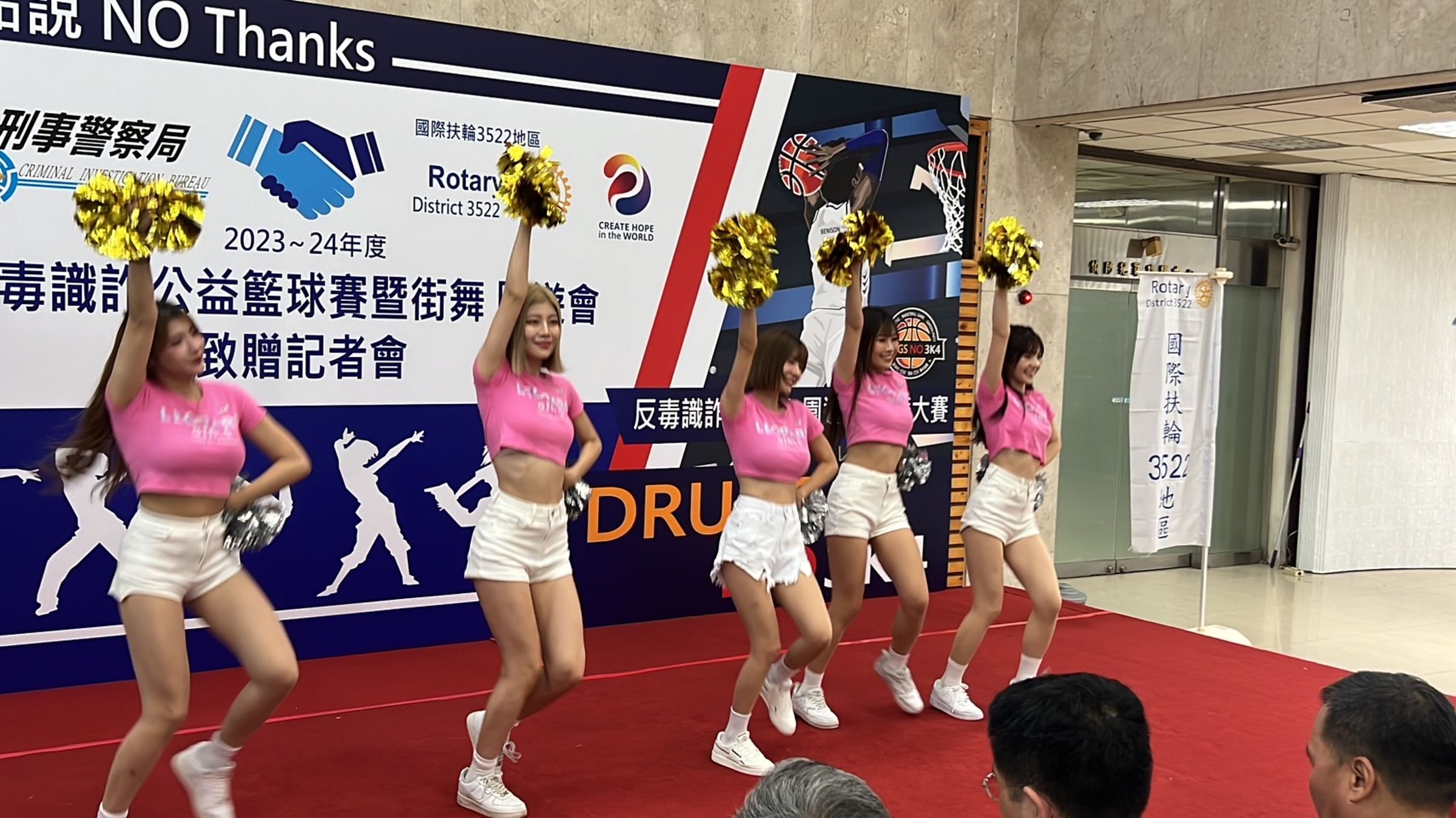 浪LIVE電豹女孩啦啦隊在記者會現場與民眾互動。(刑事局提供)