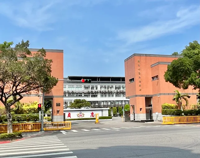 國防部憲兵指揮部今日指出，所屬官兵日前於營內使用手機遊玩線上博弈遊戲，經單位幹部主動查察發掘，針對涉案人員即時調離現職，並依「刑懲併行」辦理適懲及移送新北地檢署偵辦。（翻攝自Google Maps）