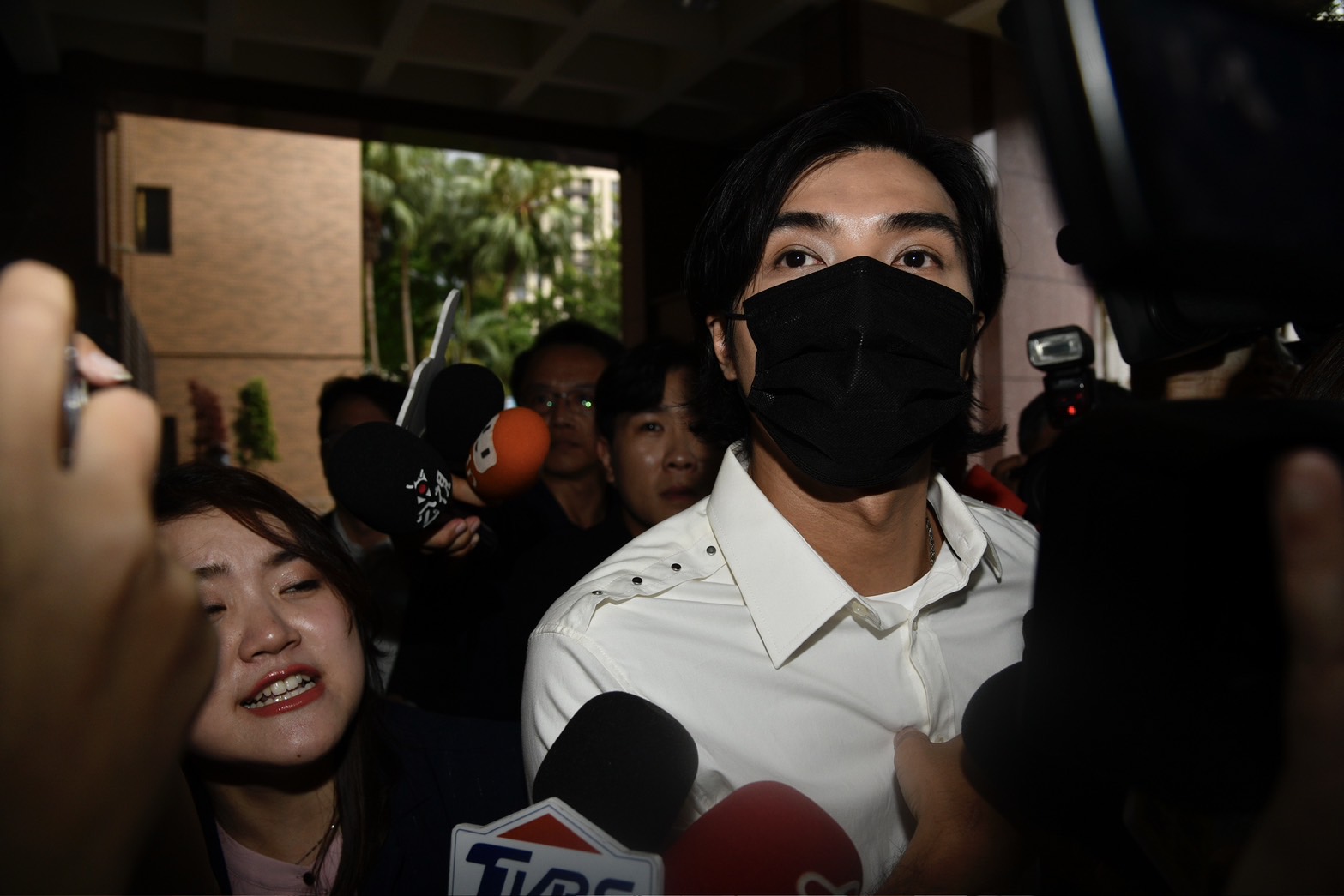 賀軍翔抵達北檢後,一開始未對媒體包圍採訪作回應。