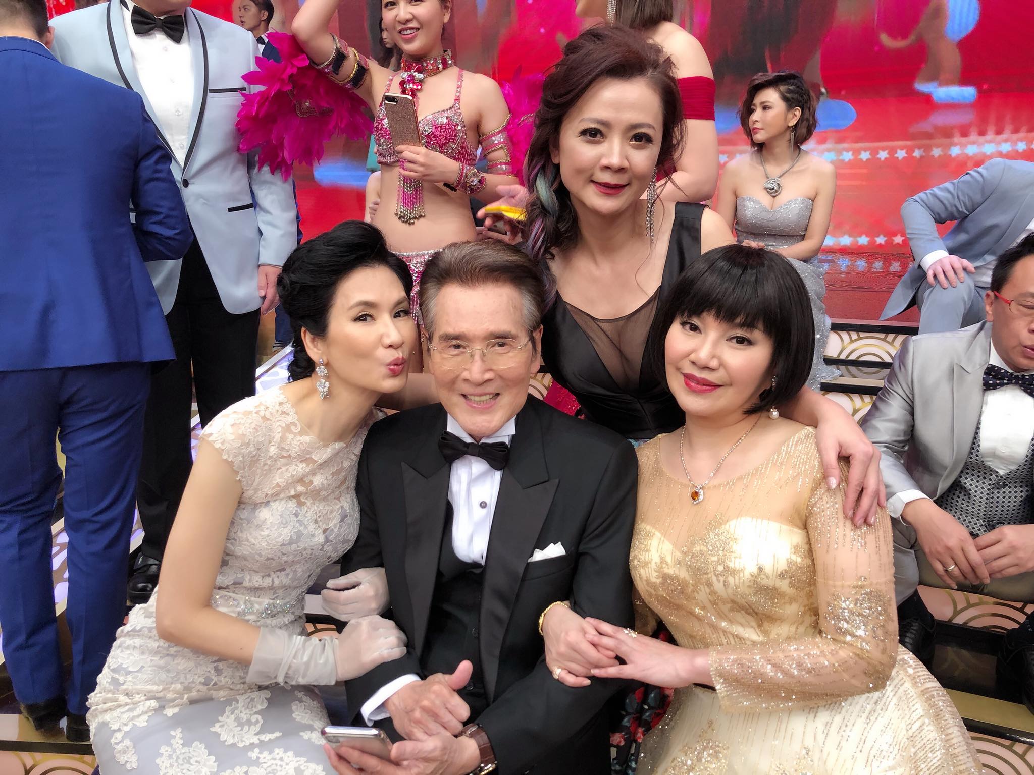 石英參加民視第一發發發除夕節目錄影。（鳳凰藝能提供）