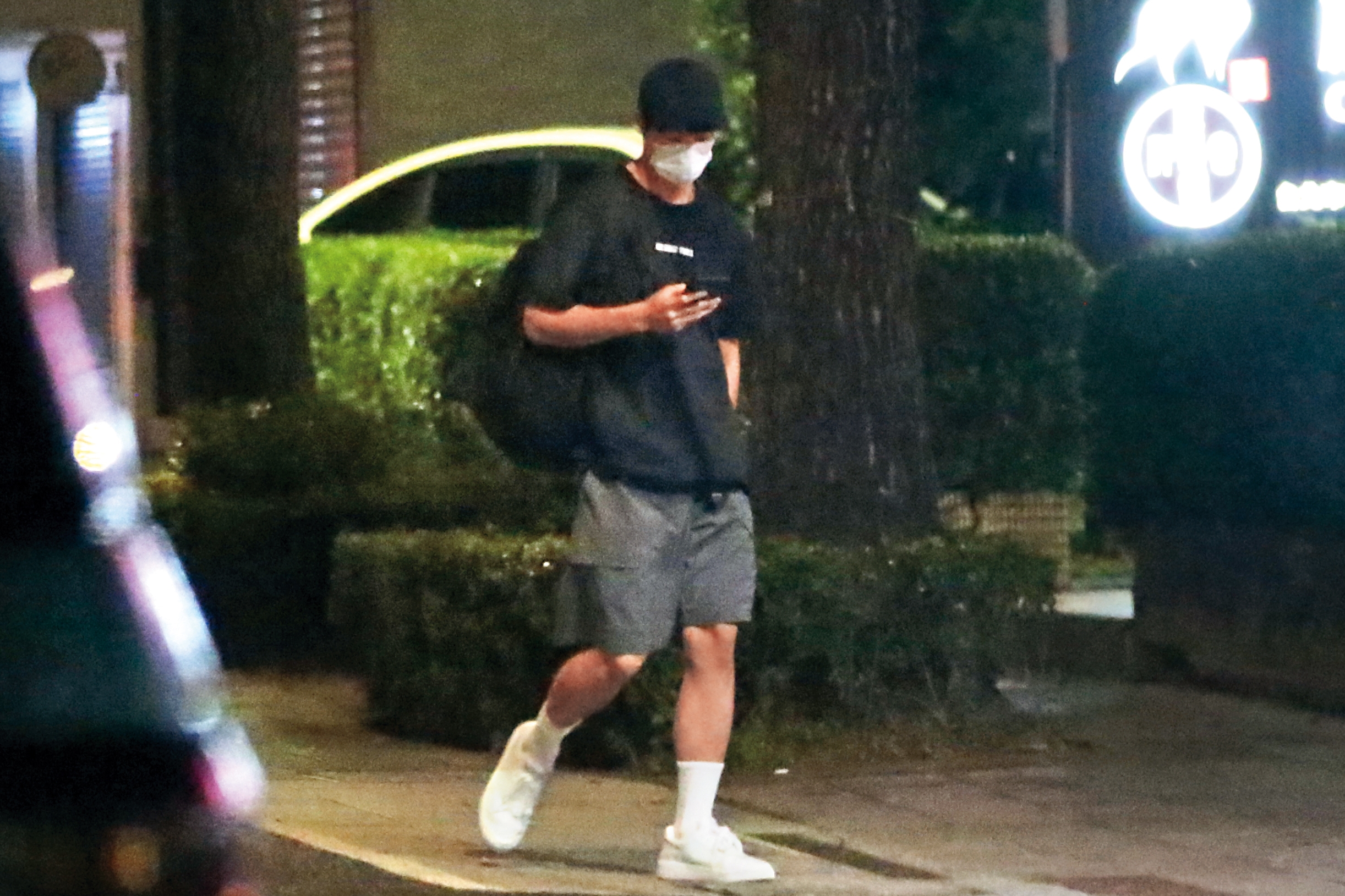 許光漢私下享受不被注目的生活，圖為3年前本刊目擊他如路人般走在街上。