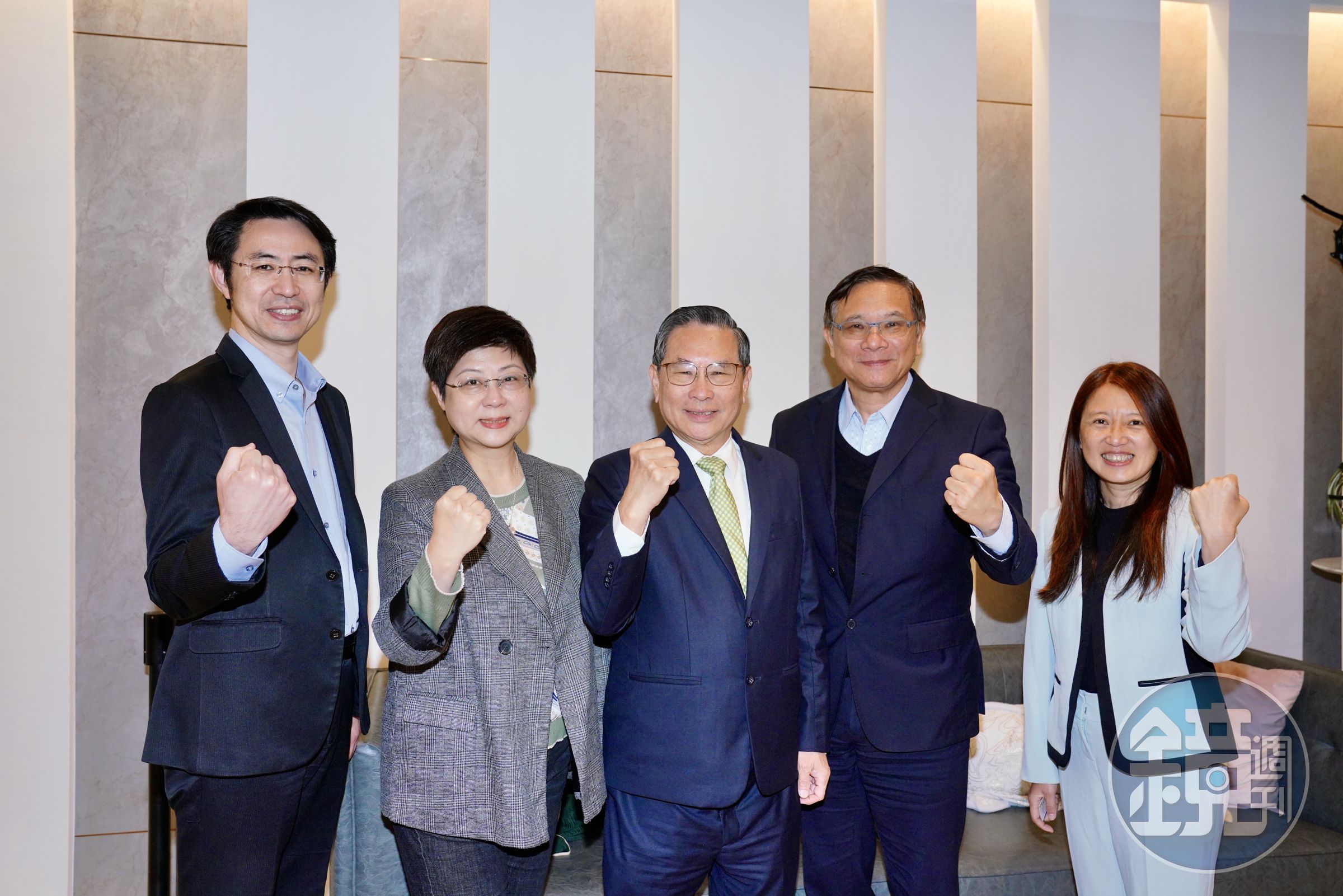 台灣產業科技推動協會 (TITA) 舉辦的「台灣金根獎」啟動，（左起）TITA秘書長劉韋博、執行長林志潔、理事長涂醒哲、副理事長張鴻德、理事陳詩寧。