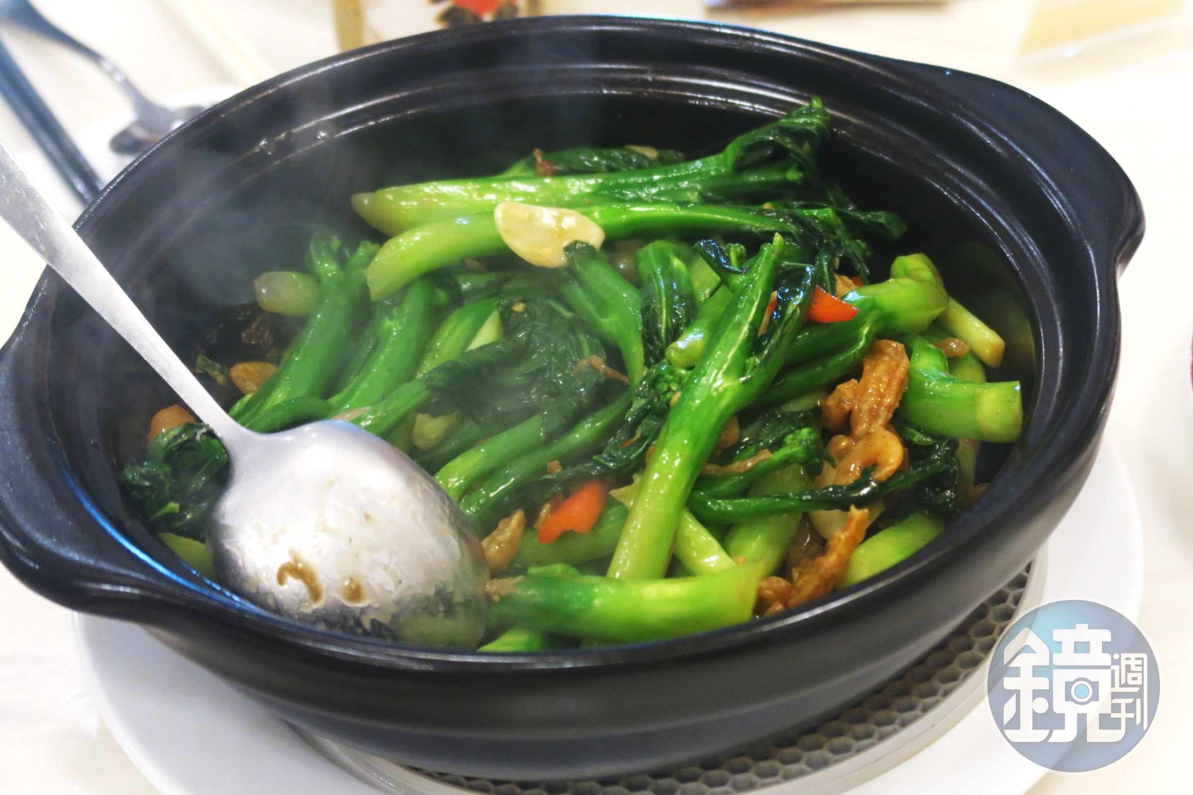 加了馬拉盞提味的芥蘭煲，讓蔬菜變得有滋有味。（港幣126元／份，約NT$511）