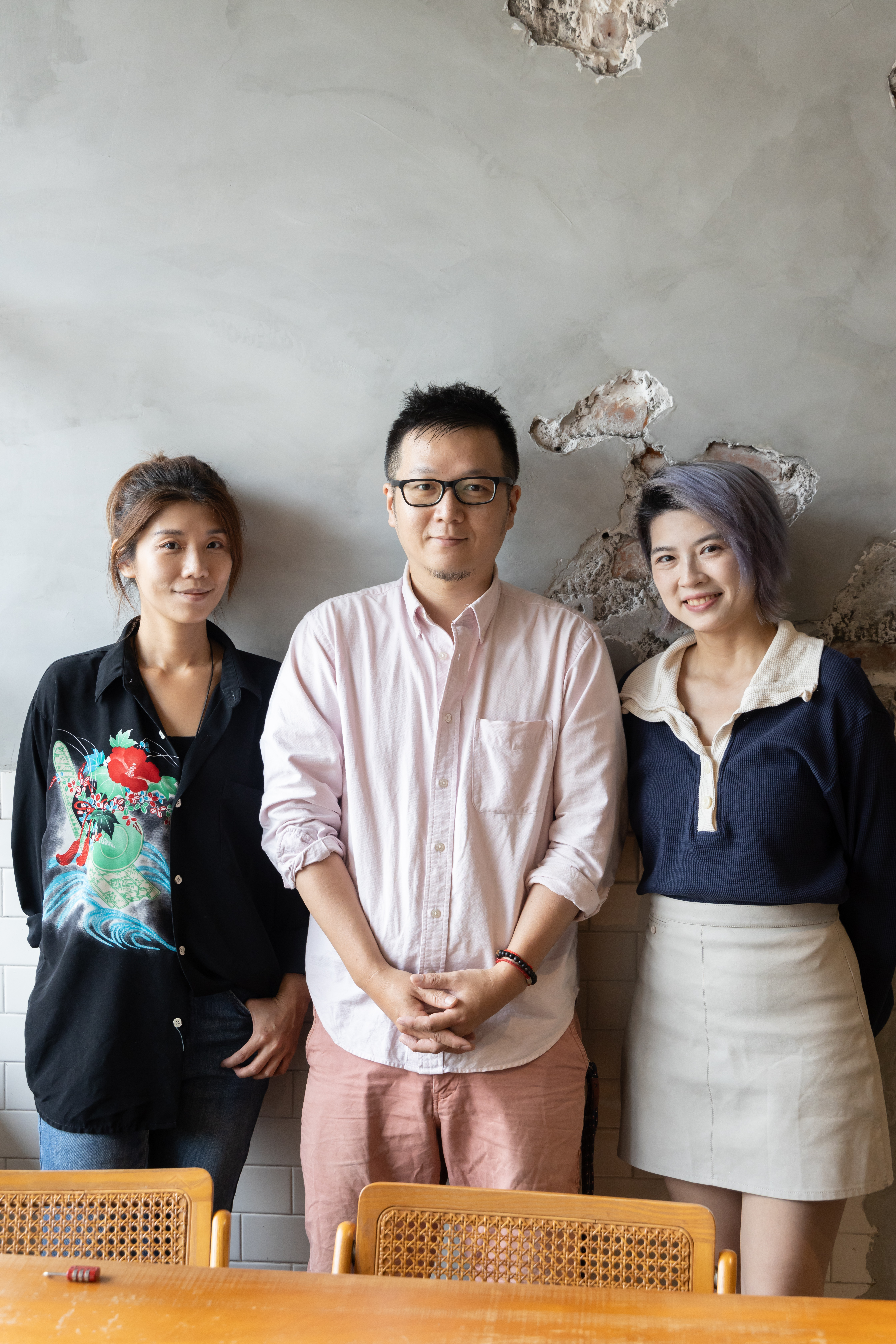 江旻樺（左）、蔡豐榮（中）與洪心玹（右）師徒三人志同道合，一同開設老屋咖啡廳，推廣咖啡文化。