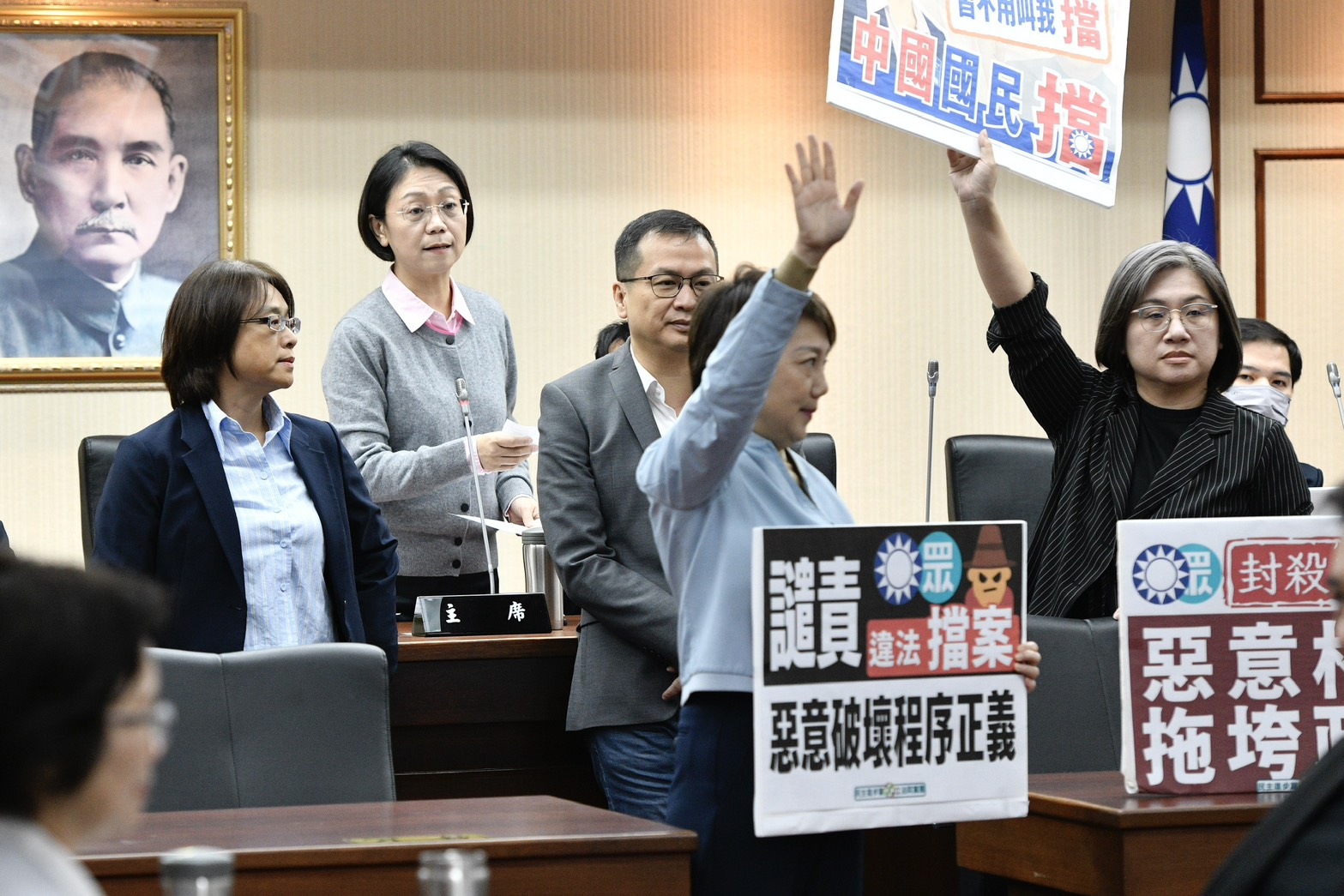 翁曉玲今主持程序委員會,儘管綠營反對,藍白仍以人數優勢阻擋國防預算付委審查。(鏡報李智為)