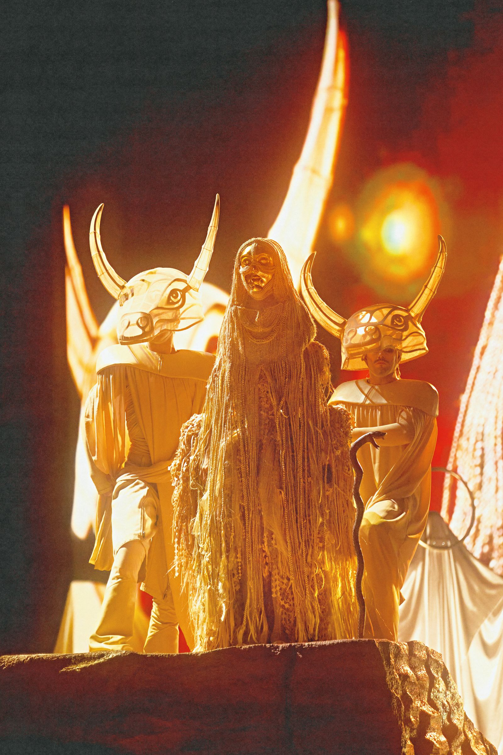 蔡依林戴著「愉悅與苦痛」雙生面具，在小舞台登場。 （凌時差提供）