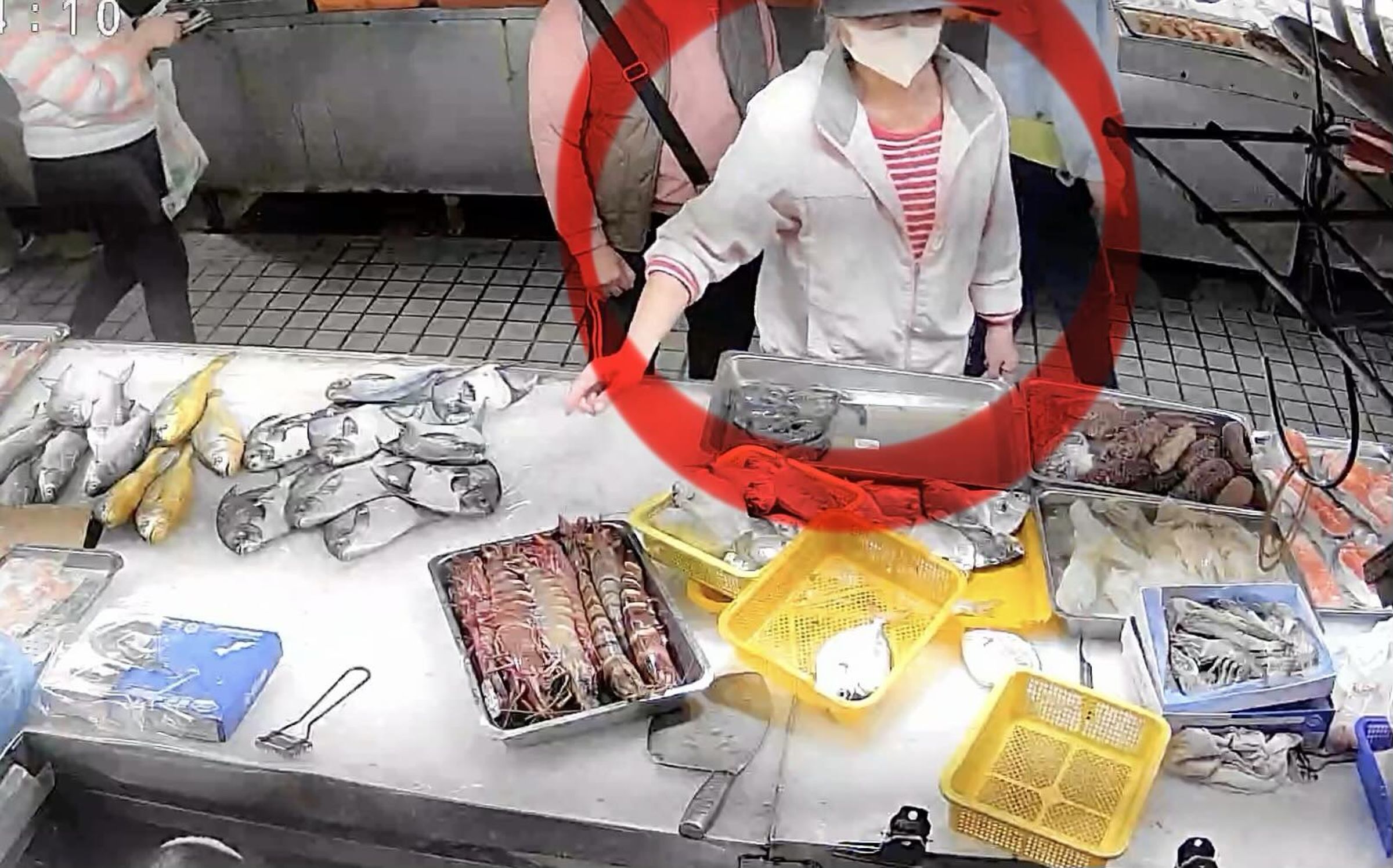 一名婦人日前到高雄自由黃昏市場採買,趁亂將拎走6000元海鮮,沒有付錢,氣得攤商公布監視器畫面尋人。(翻攝自網友a995115988/Threads)