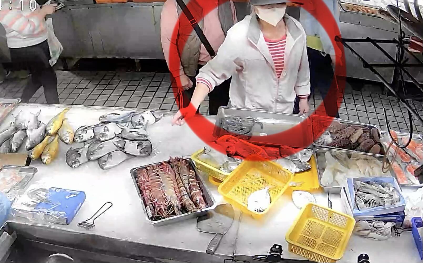 一名婦人日前到高雄自由黃昏市場採買,趁亂將拎走6000元海鮮,沒有付錢,氣得攤商公布監視器畫面尋人。(翻攝自網友a995115988/Threads)