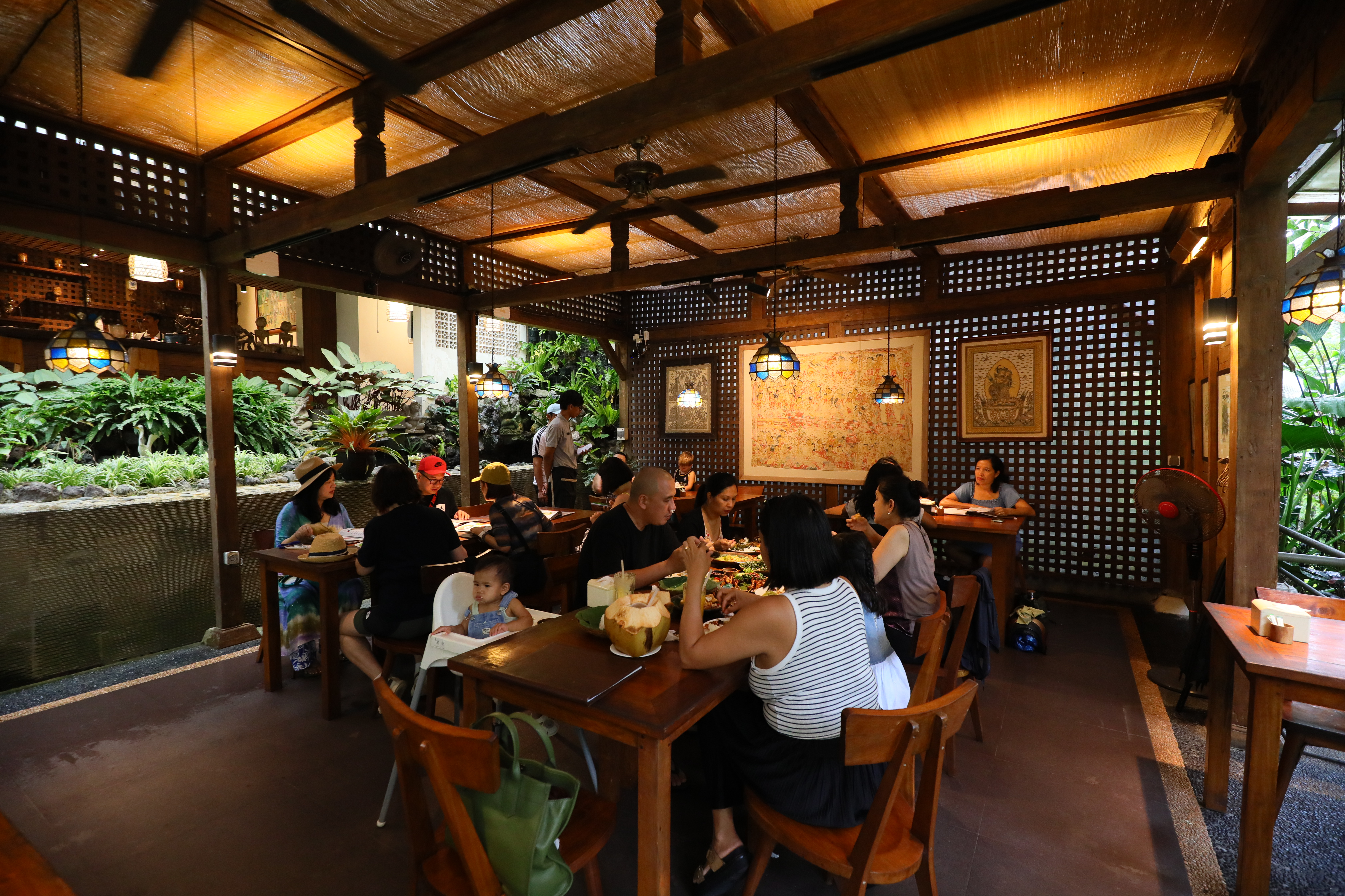 「Warung Pulau Kelapa Indonesian Cuisine」是烏布的人氣餐廳，午餐時間幾乎客滿。