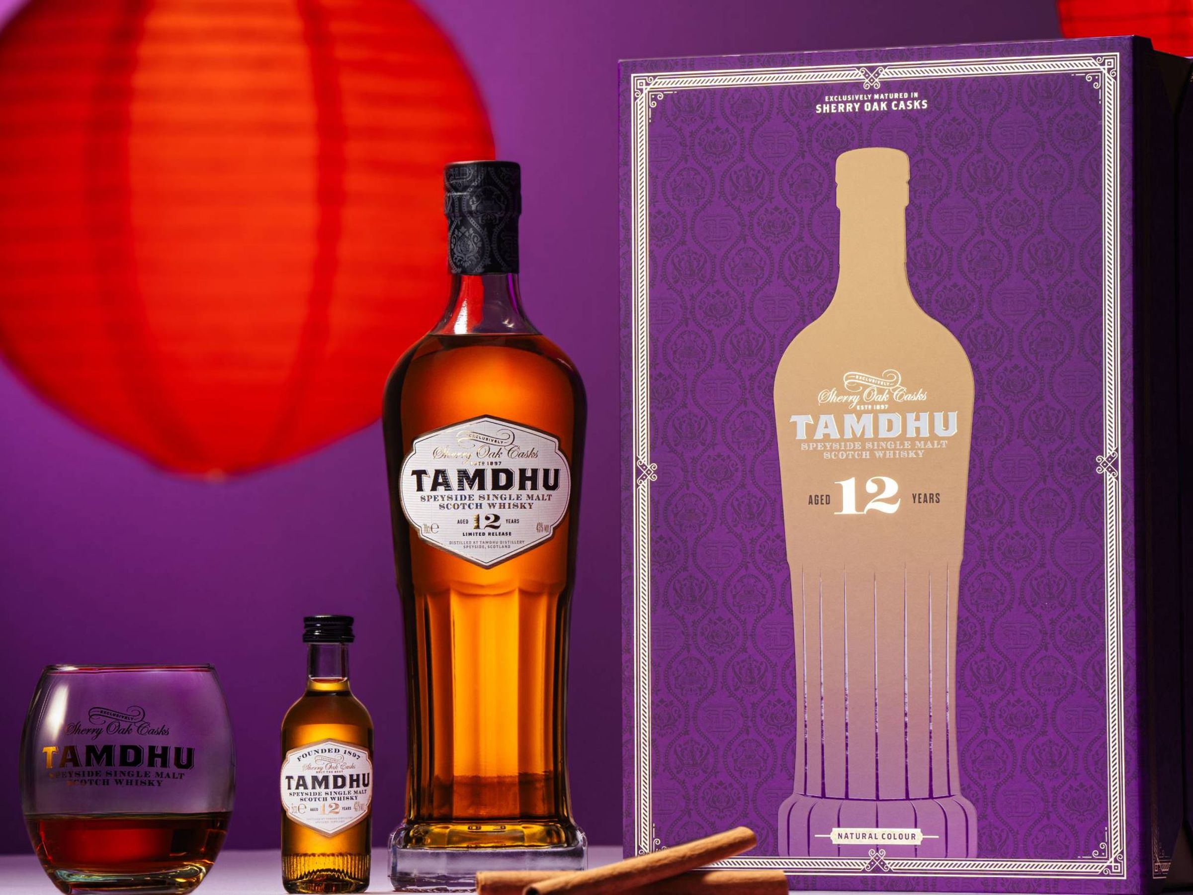 TAMDHU 12年「紫金禮盒」 類別：單一麥芽威士忌 產區：蘇格蘭斯佩賽區 特色：是品牌最經典的雪莉風格威士忌。光亮的金黃色酒液，帶來圓潤雪莉桶、肉桂捲及燉煮柑橘果醬的香氣;入口絲滑柔軟、紅莓果醬、香蕉蛋糕、麥芽餅乾的口感，充滿辛香料、乾果蜜餞及蘇格蘭糖塊的尾韻。禮盒內含迷你酒與水晶威杯。 酒精：43% 建議售價：約NT$1,800