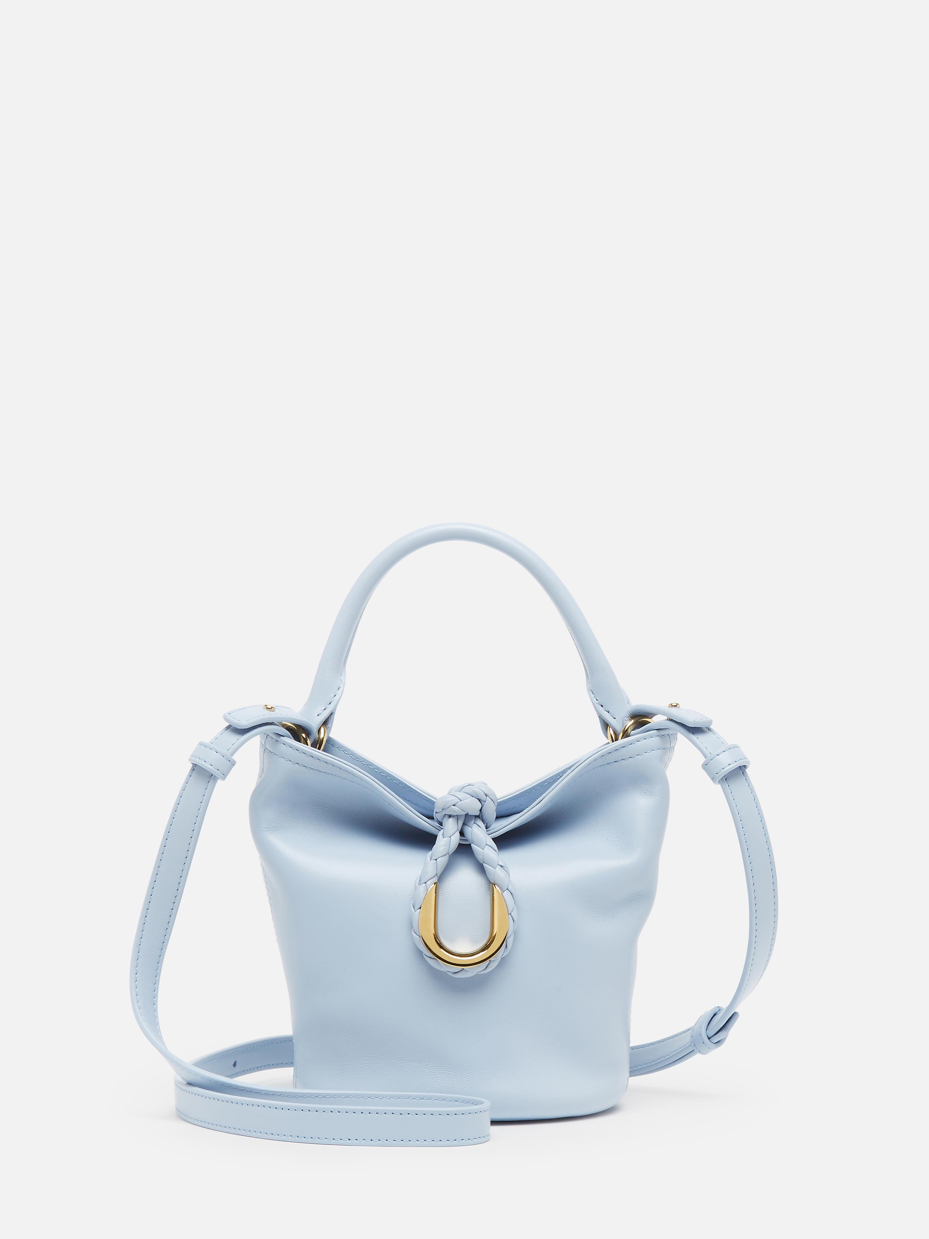 Liberta絲滑皮革水桶包。NT$105,000（BOTTEGA VENETA提供） 