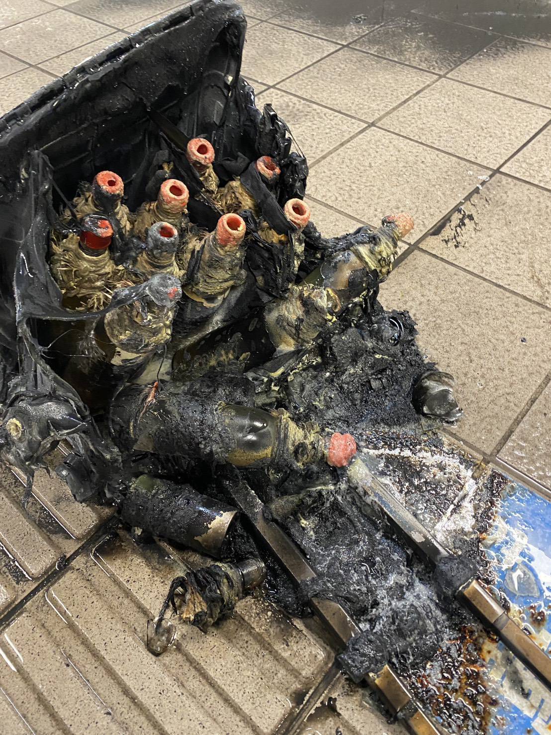 張文裝著汽油彈的行李箱誤燃，才阻止了後續更大傷亡。（翻攝畫面）