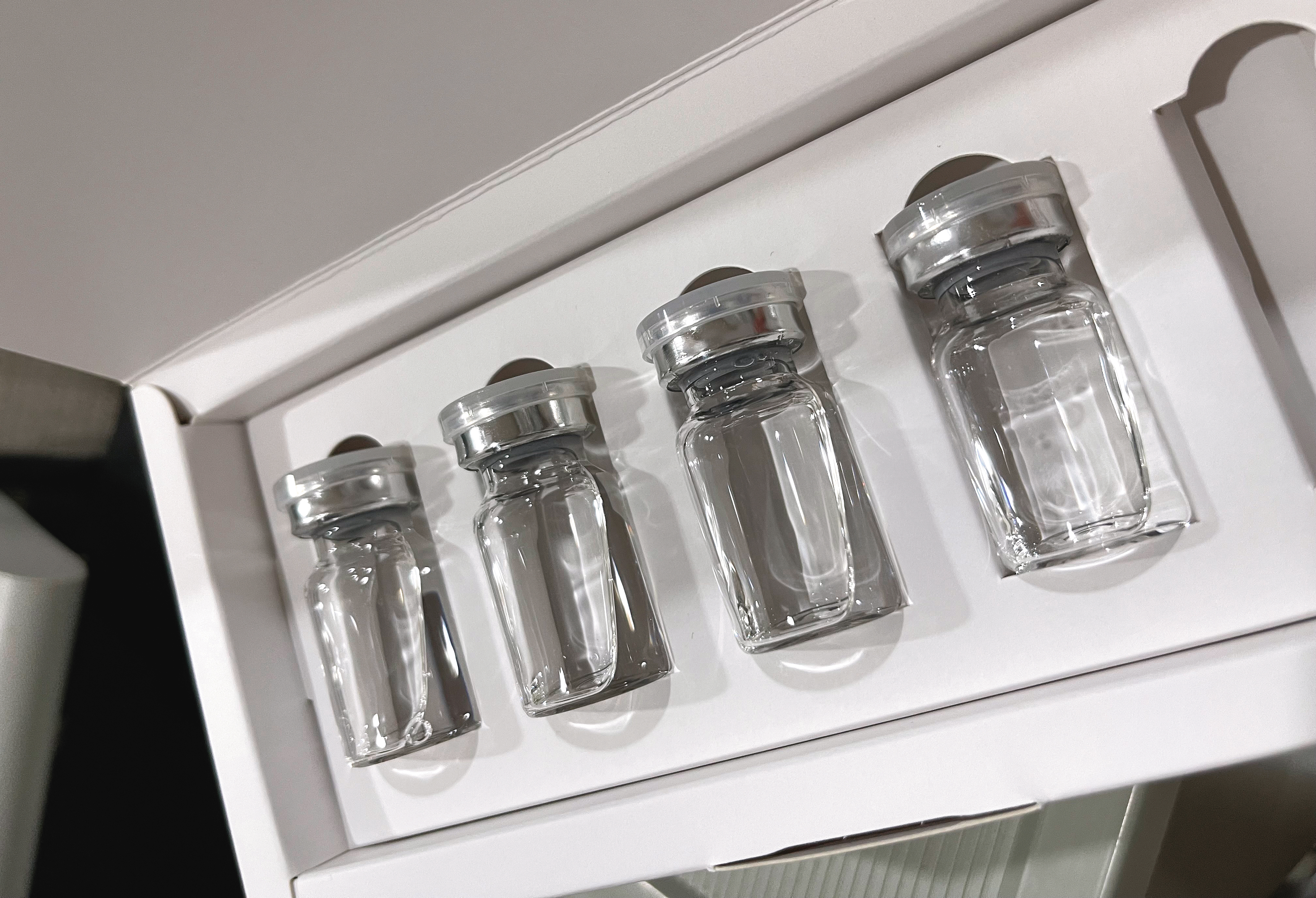 前員工當班時拍下的照片顯示，針劑包裝盒外觀除了英文名，後面只有六順診所的貼紙跟電話，完全沒有衛福部的許可藥證。（讀者提供）