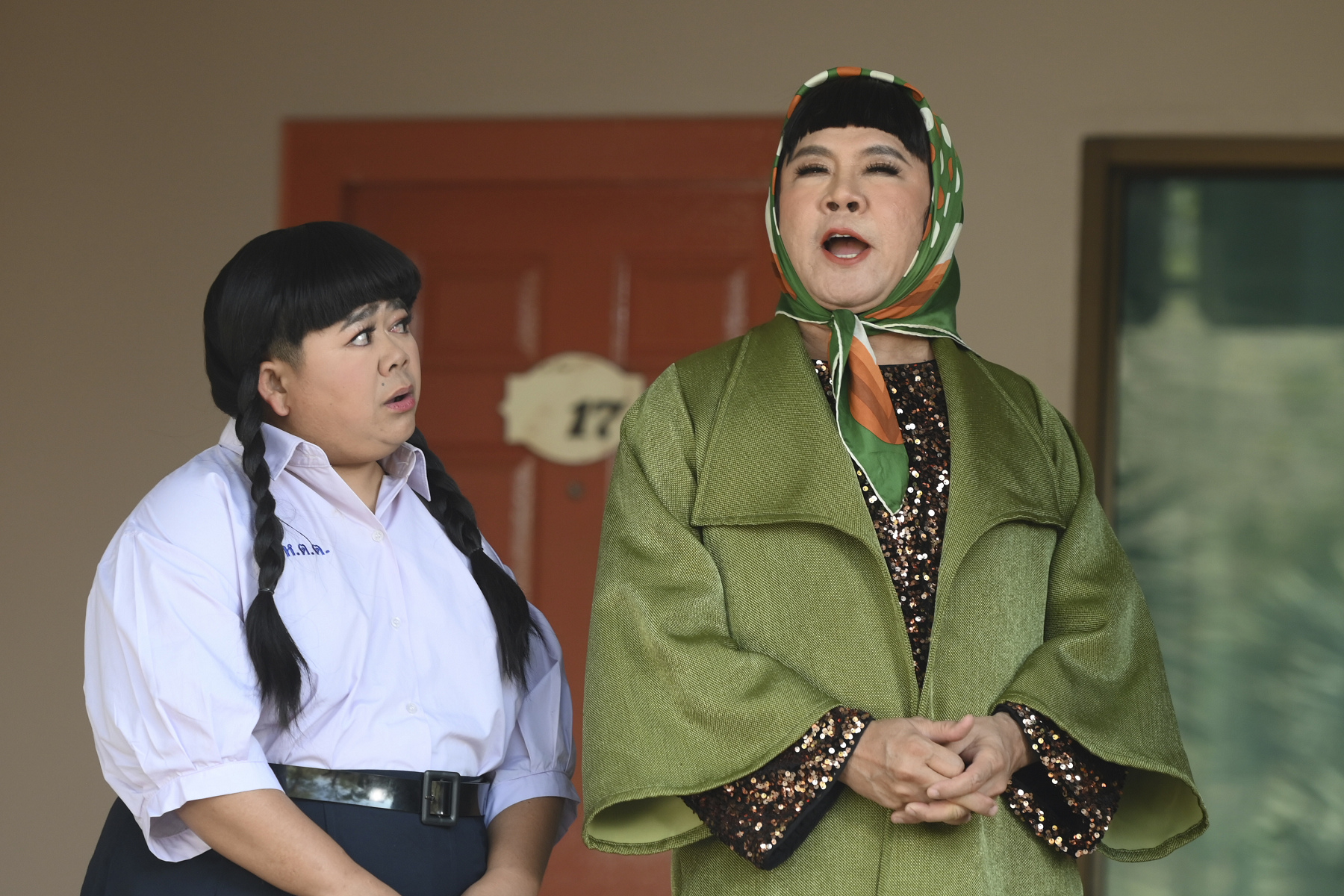 泰國票房作《猛鬼聲泣泣》翻玩泰國時事哏。(采昌國際多媒體提供)