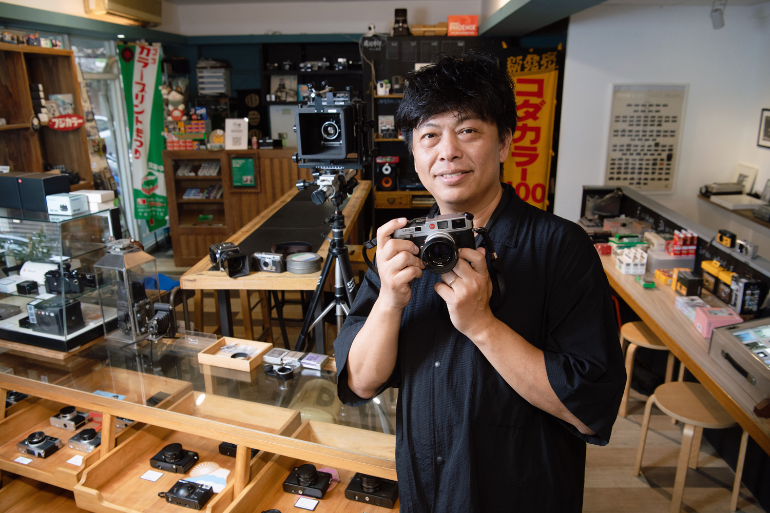 葉仁傑出身藍領家庭，養家壓力大，過去即使年薪百萬元也捨不得買自己心中的底片相機夢幻機種「徠卡M6」，開店後終於圓夢。