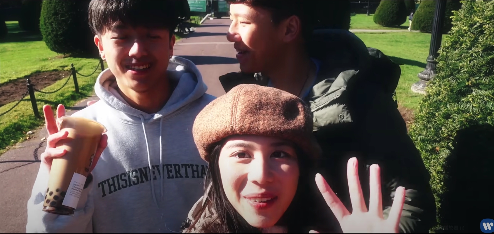 在美國留學的台灣女孩Karina創作紅髮艾德〈When Will I Be Alright〉影片，放進許多台灣元素，珍珠奶茶是自己泡的喔。（截圖自紅髮艾德YT）