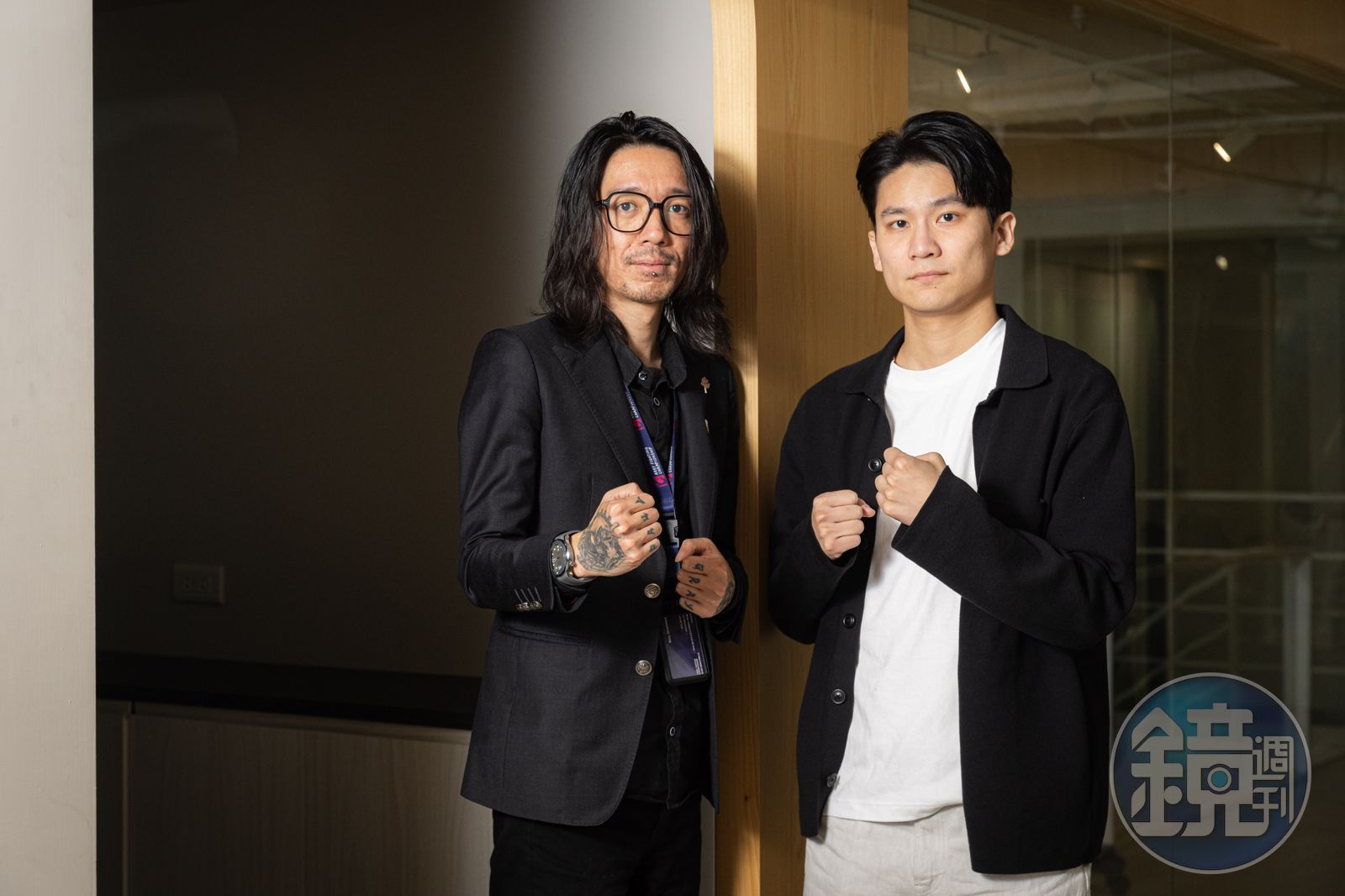 顏宥騫(右)攜手臺灣格鬥運動營運長Billy Drummed(左)打造《拳上》。