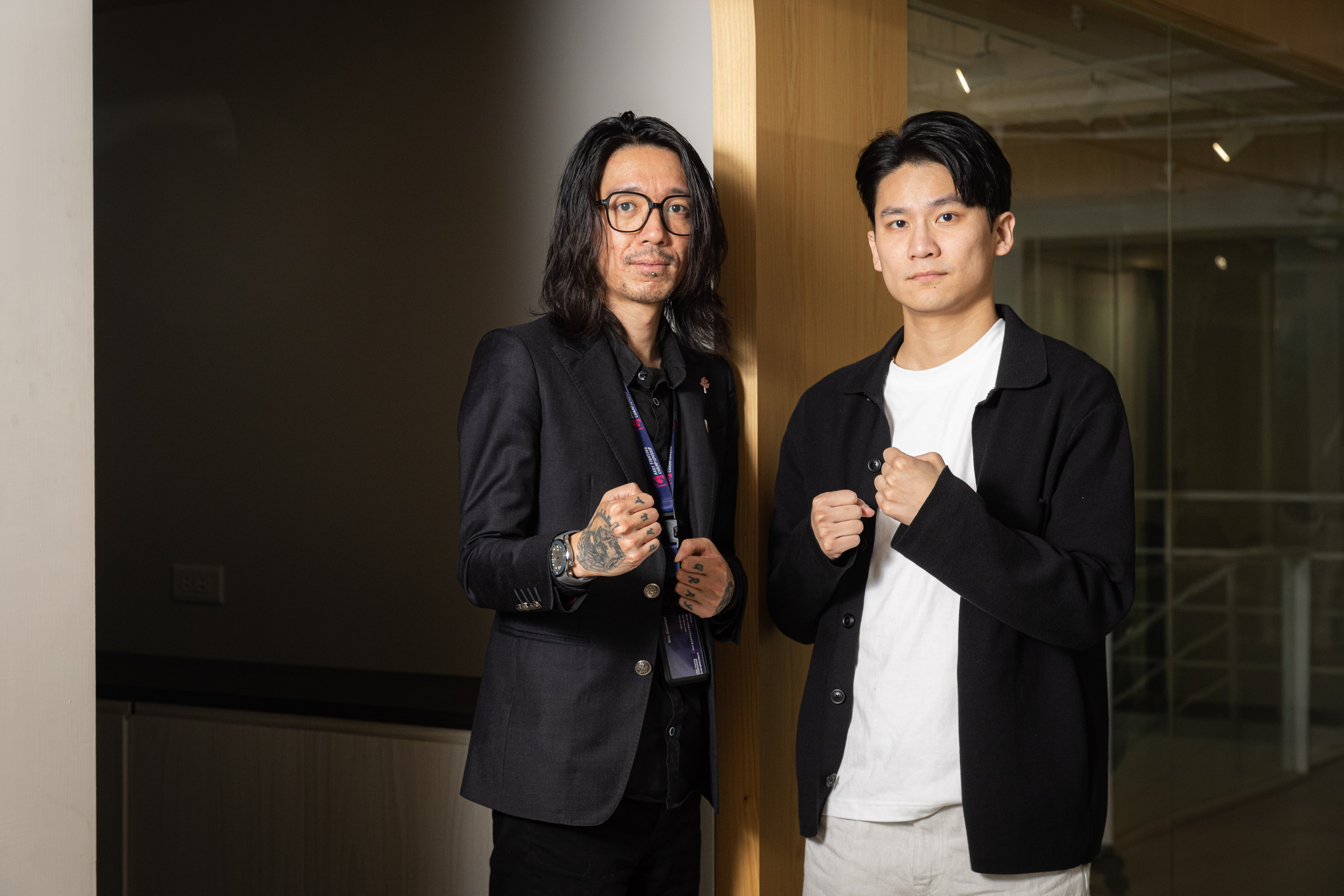顏宥騫（右）攜手臺灣格鬥運動營運長Billy Drummed（左）打造《拳上》。