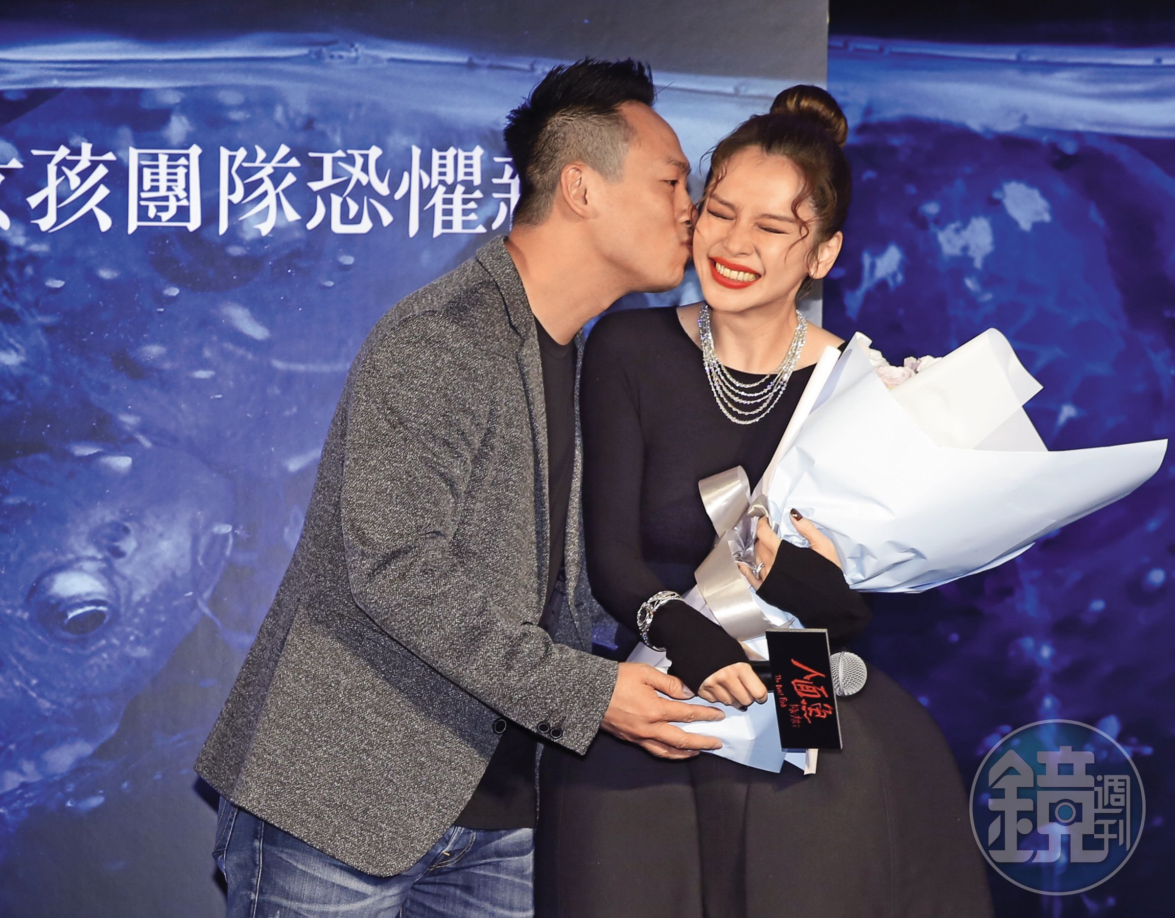 徐若瑄(右)婚後首度主演電影《人面魚 紅衣小女孩外傳》在台舉辦首映會,當時夫妻感情好,老公李雲峰(左)特地從新加坡飛來獻花。