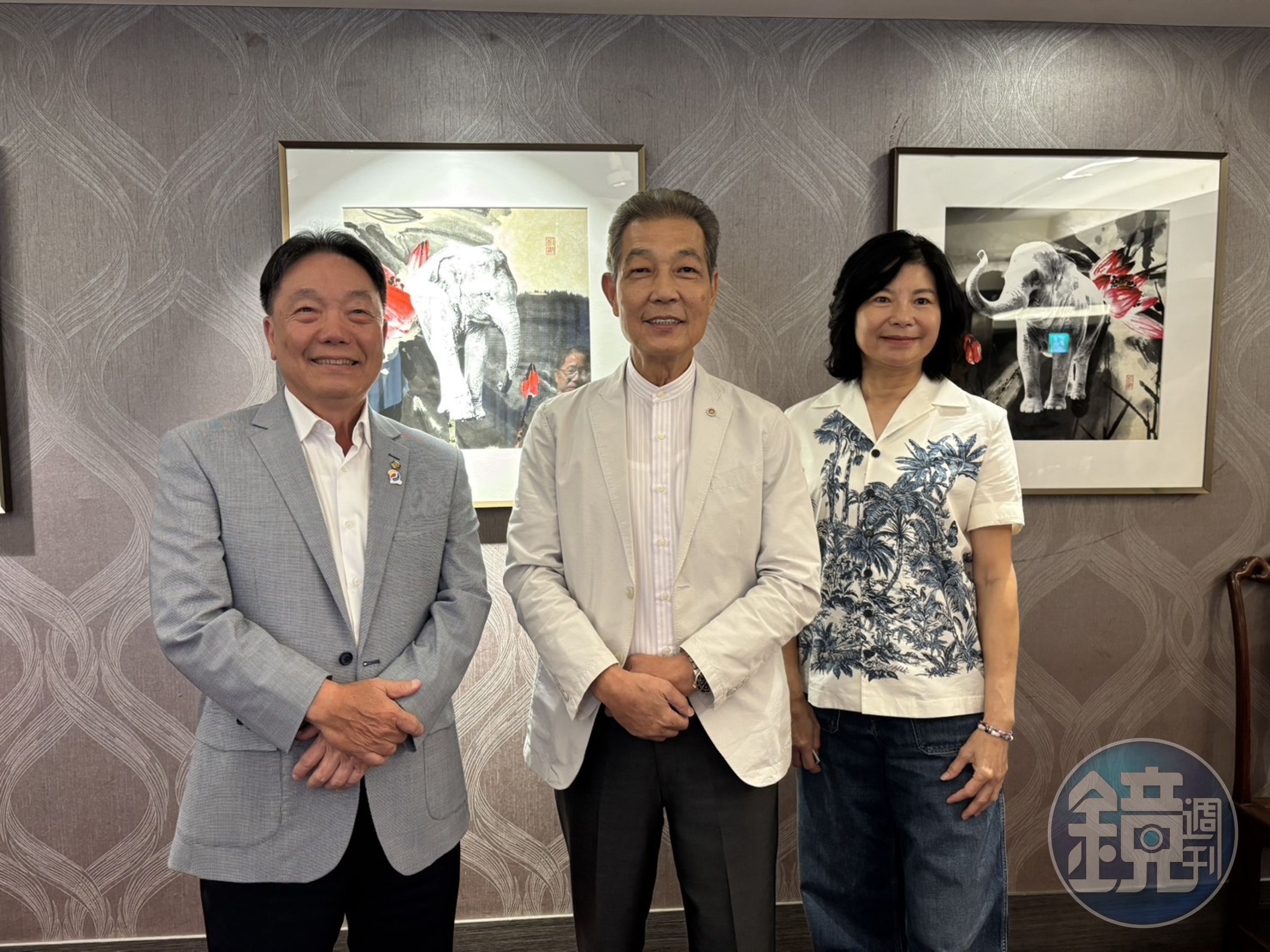 受惠於半導體、電子科技等相關產業仍積極啟動興建新廠計劃，捷流閥業訂單能見度長達6個月，挹注下半年整體營運優於上半年可期。左起捷流副董事長陳斌超、董事長楊大中、總經理錢佩玲。