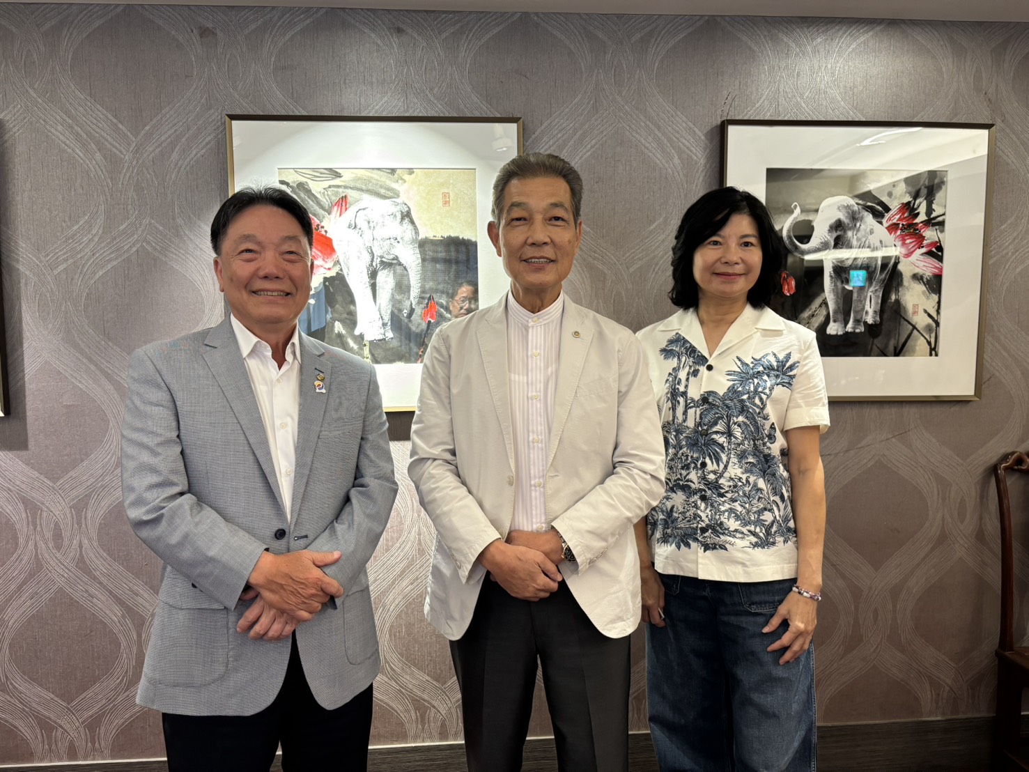 受惠於半導體、電子科技等相關產業仍積極啟動興建新廠計劃，捷流閥業訂單能見度長達6個月，挹注下半年整體營運優於上半年可期。左起捷流副董事長陳斌超、董事長楊大中、總經理錢佩玲。