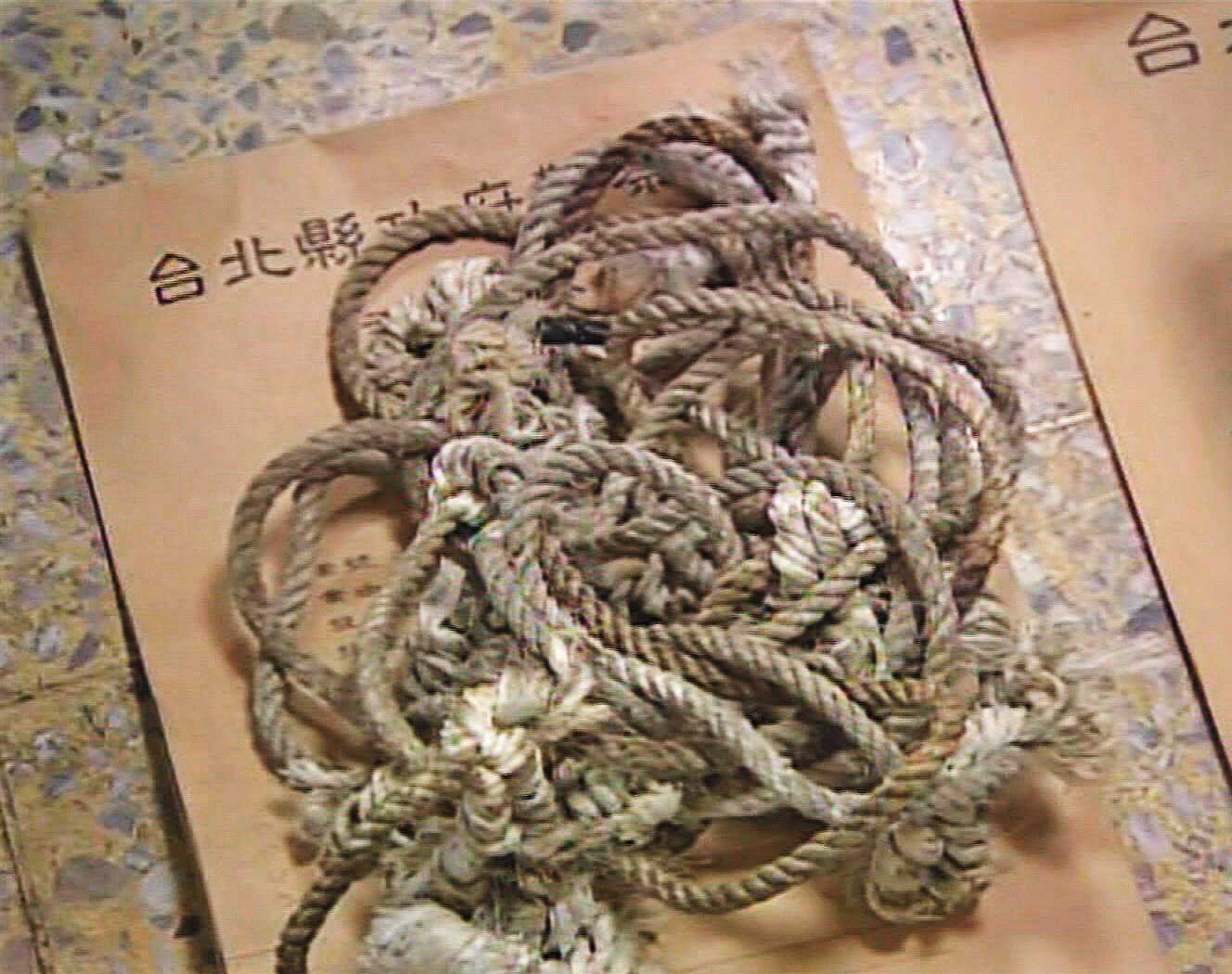 蔣仁曦的屍體被發現時,手腳及脖子都被麻繩緊緊纏繞。(東森新聞提供)