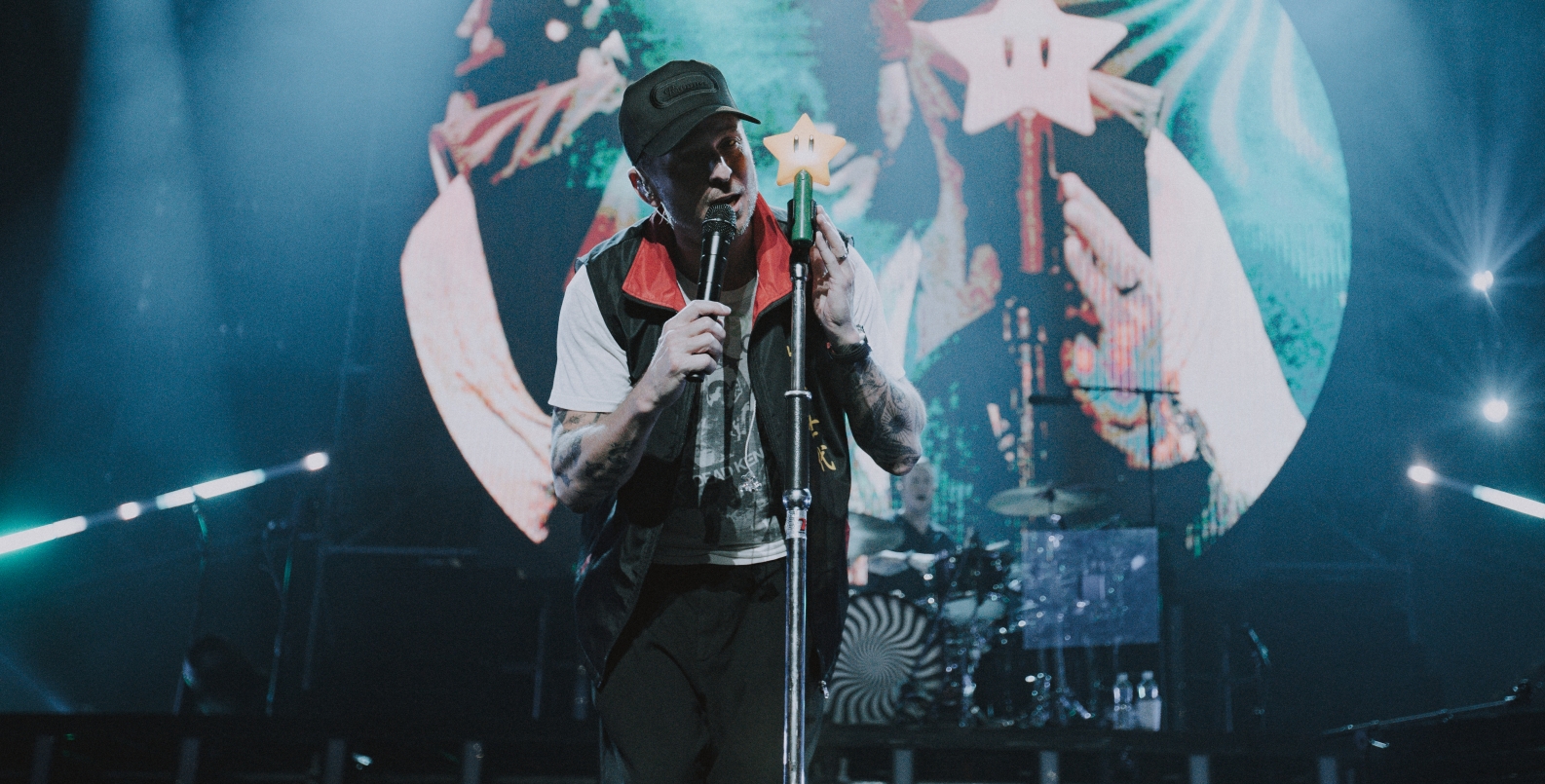 OneRepublic（共和世代）四度訪台，昨（19日）在高雄巨蛋開唱，主唱Ryan Tedder笑說聖誕節竟然還有25度溫暖天氣。（Live Nation提供）