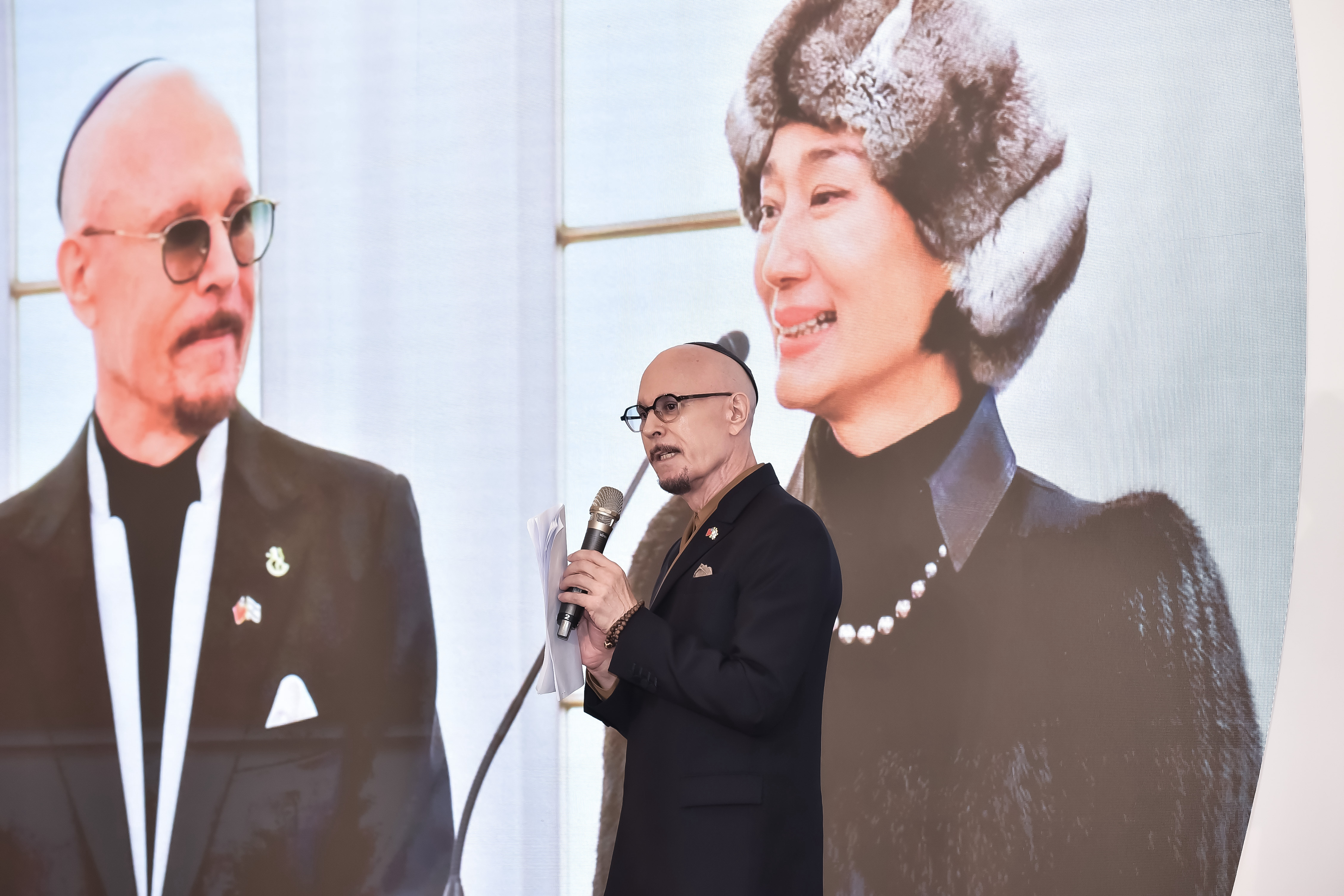 追思會上，薛智偉分享愛妻坣娜人生的最後一刻。（猶台文化交流協會提供）