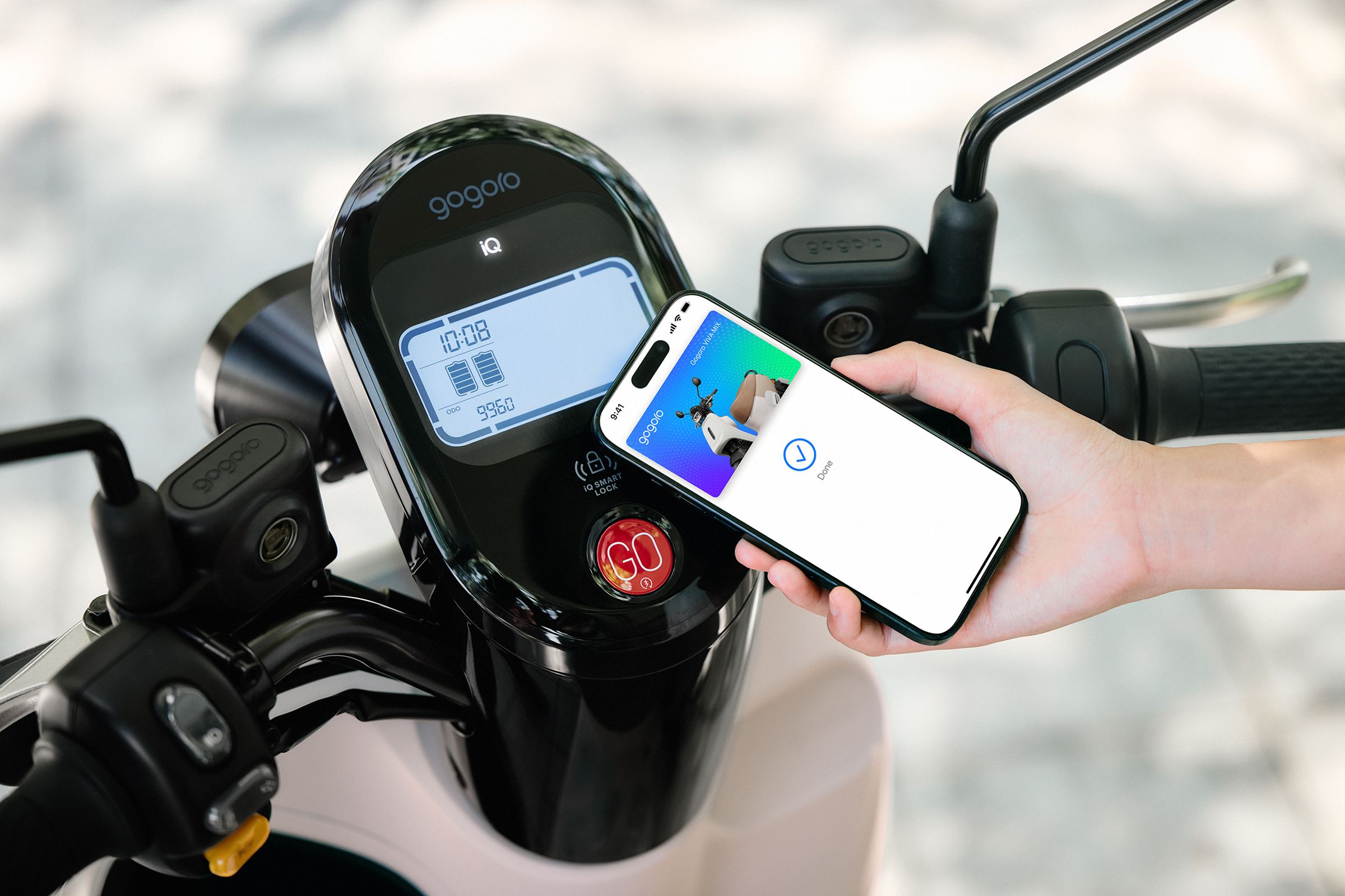 Gogoro 多款車型搭載智慧科技,從 Apple 錢包機車鑰匙、省力牽車、自動倒車,到 App 遠端操控,讓騎乘不只便利,更充滿科技美感。