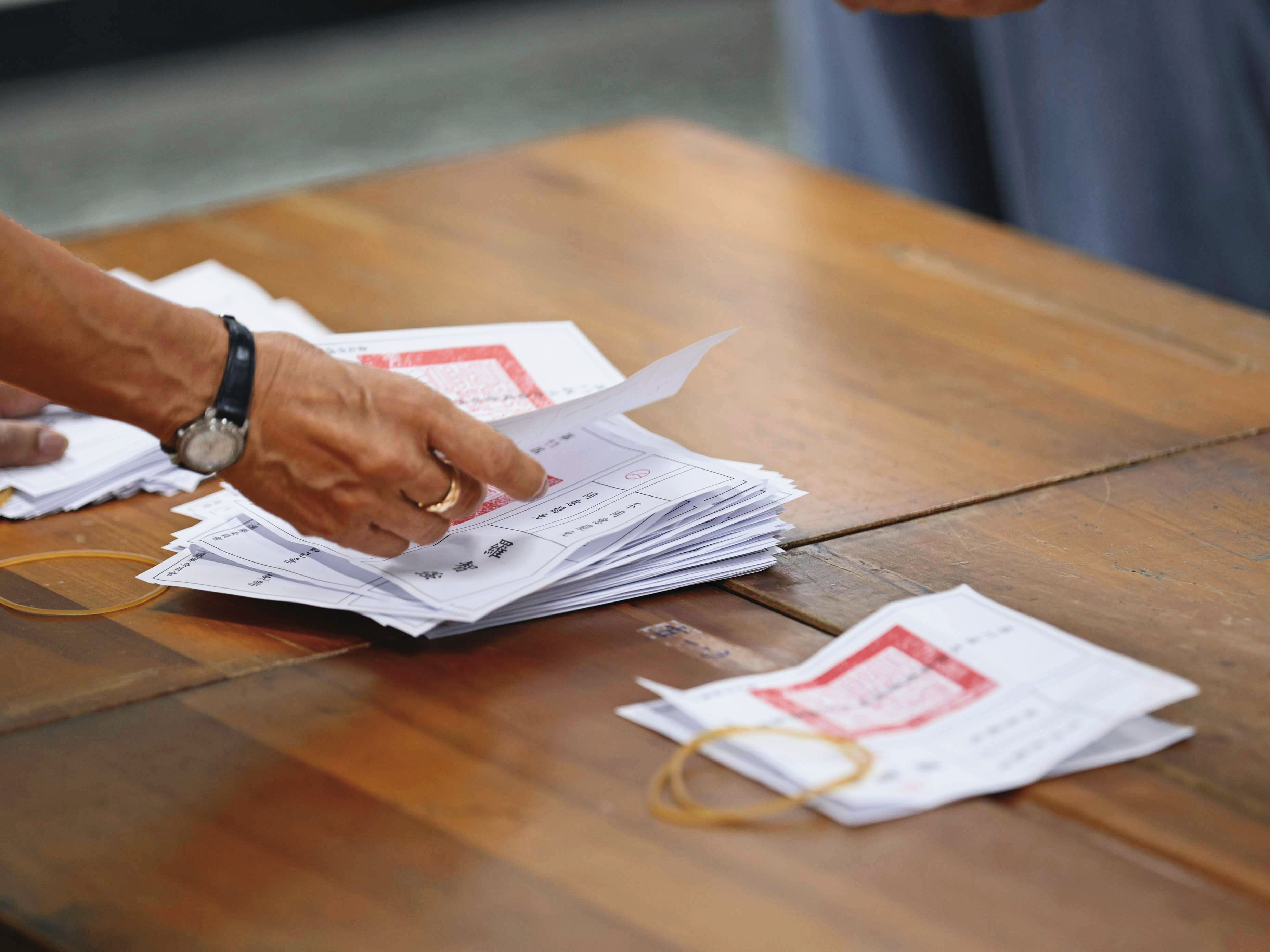 藍營成功催出基本盤反罷，在24個選區都力壓挺罷。（鏡報劉耀勻）