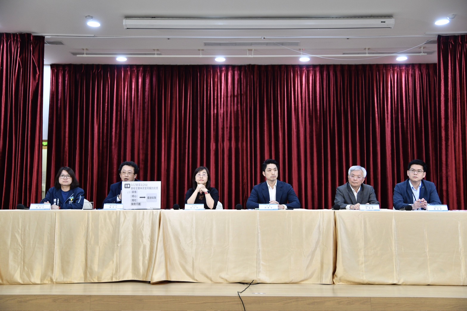 台北市法務局長連堂凱說明，去年12月保險公司有催繳，但寶林仍未繳費，故2張保單其實沒生效，這部分會交由衛生局開罰，最高可罰300萬元。（翻攝自臉書@蔣萬安）