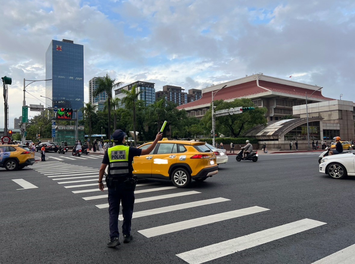 光復節連續假期，國道特定路段及時段將實施高乘載管制及匝道封閉等管制措施。警政署提供