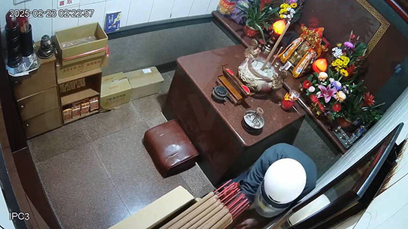 彰化一名男子到宮廟想偷香油錢，用釣線下手被抓包，心虛還投了200元掩飾，最後仍因竊盜未遂被判刑。（翻攝畫面）